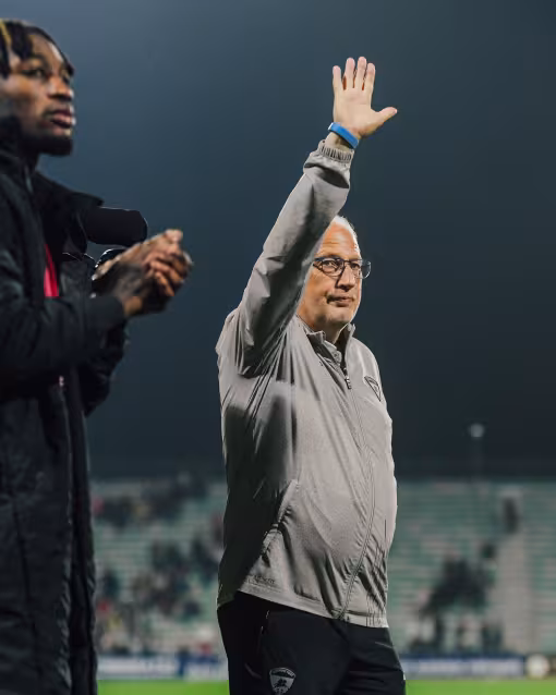 Pascal Gastien saluant les supporters pour son départ