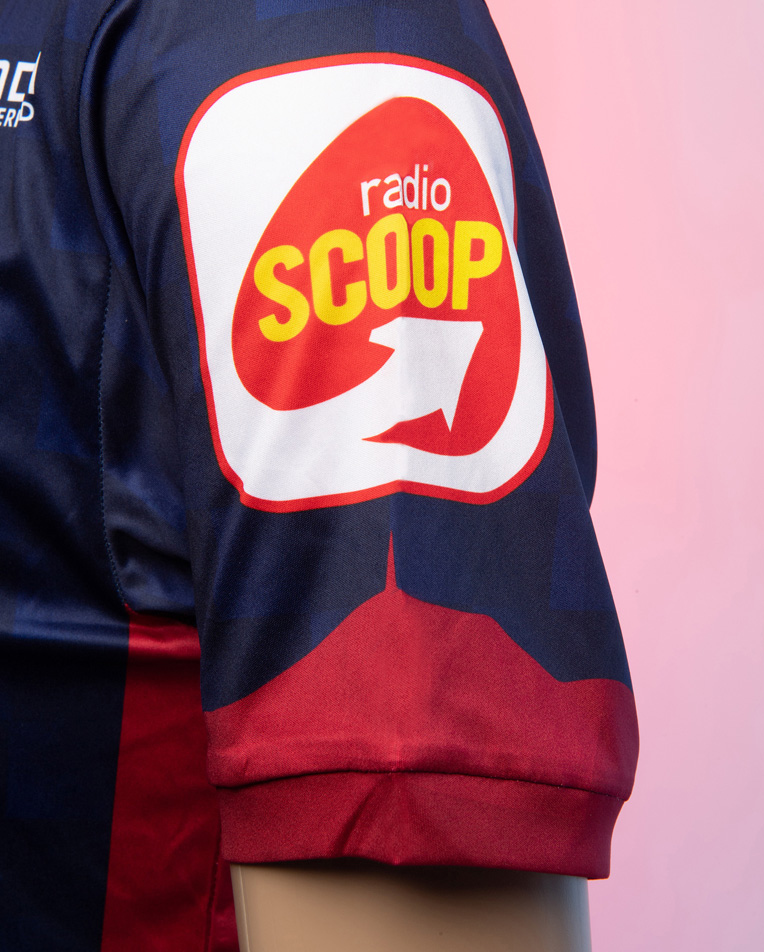 Alors qu'elle brandissait déjà le drapeau du clermont foot, la statue de vercingétorix place de jaude est désormais vêtue du maillot rouge et bleu du club. Le Clermont Foot 63 fête ses 30 ans ! - Clermont Foot