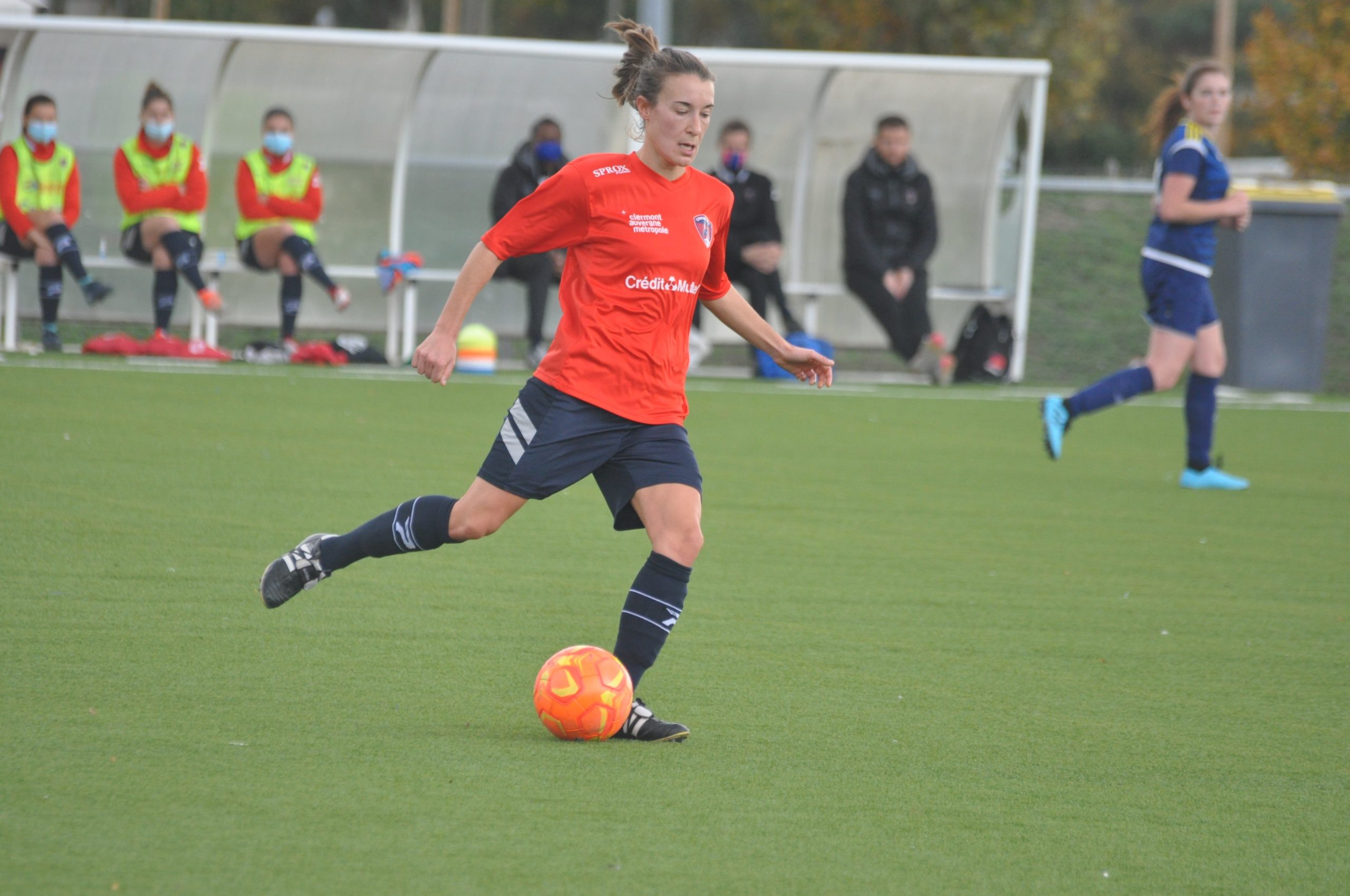 La R1 FEMININE ENCHAINE