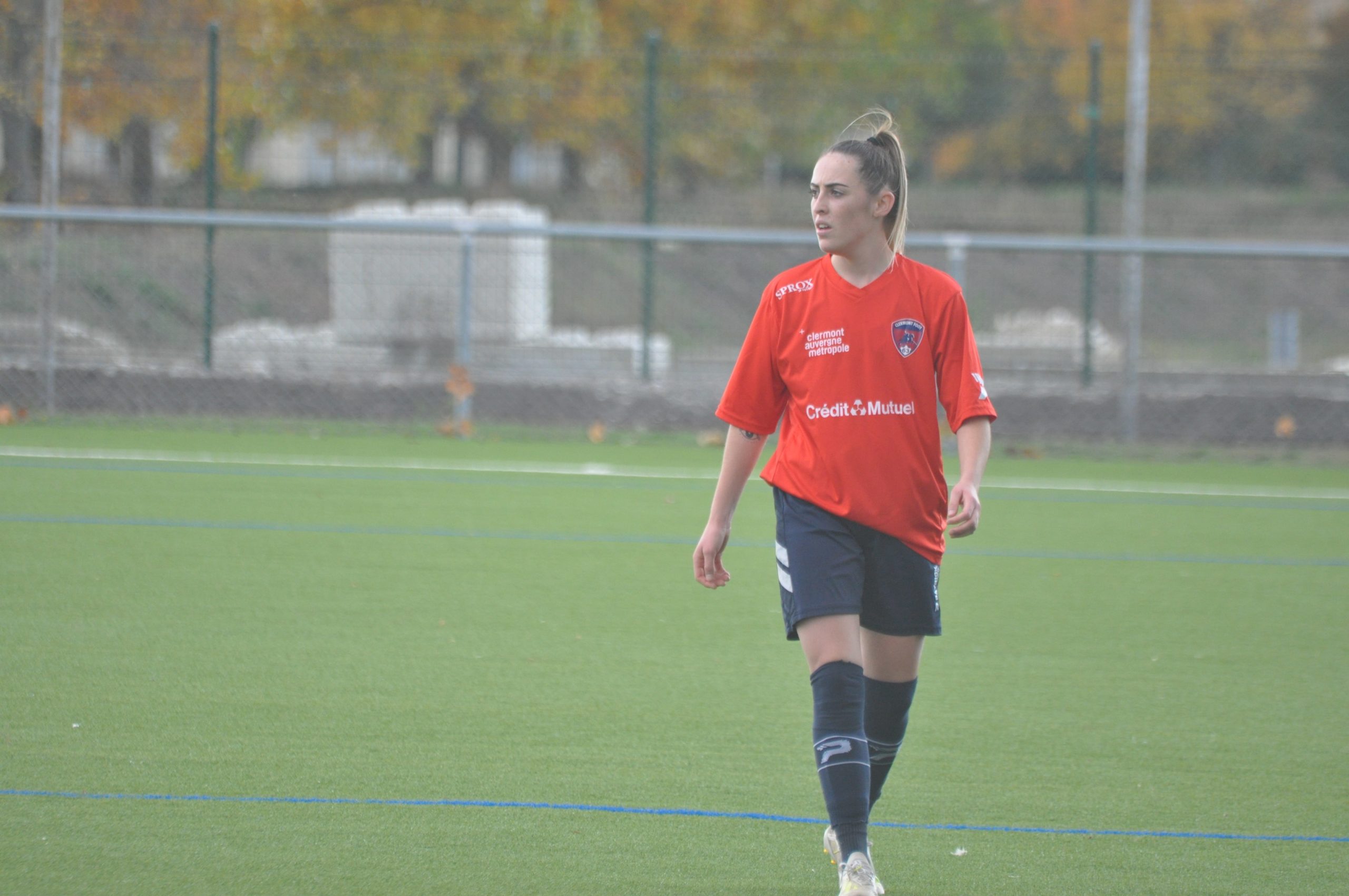 La R1 FEMININE ENCHAINE