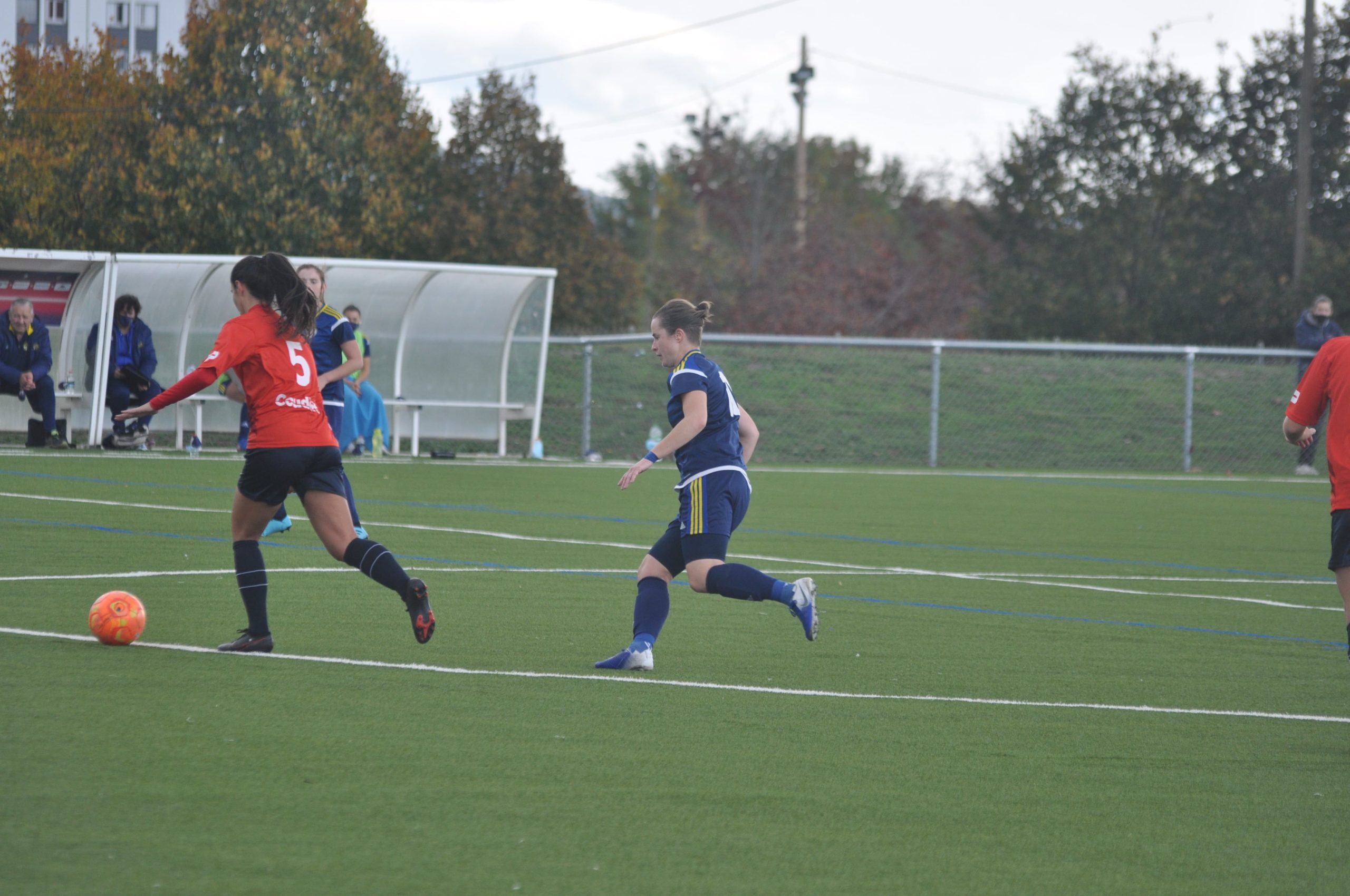 La R1 FEMININE ENCHAINE