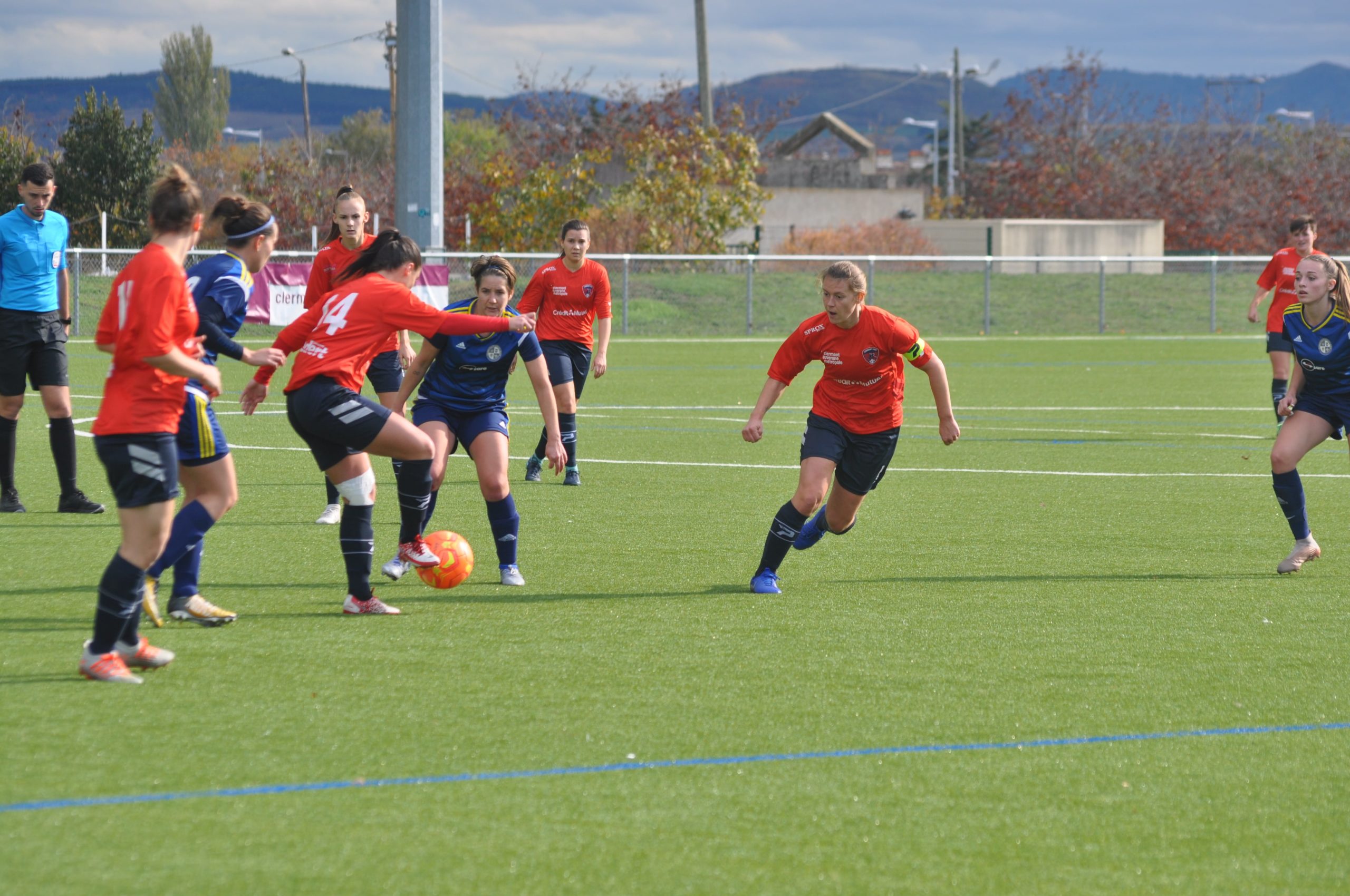 La R1 FEMININE ENCHAINE