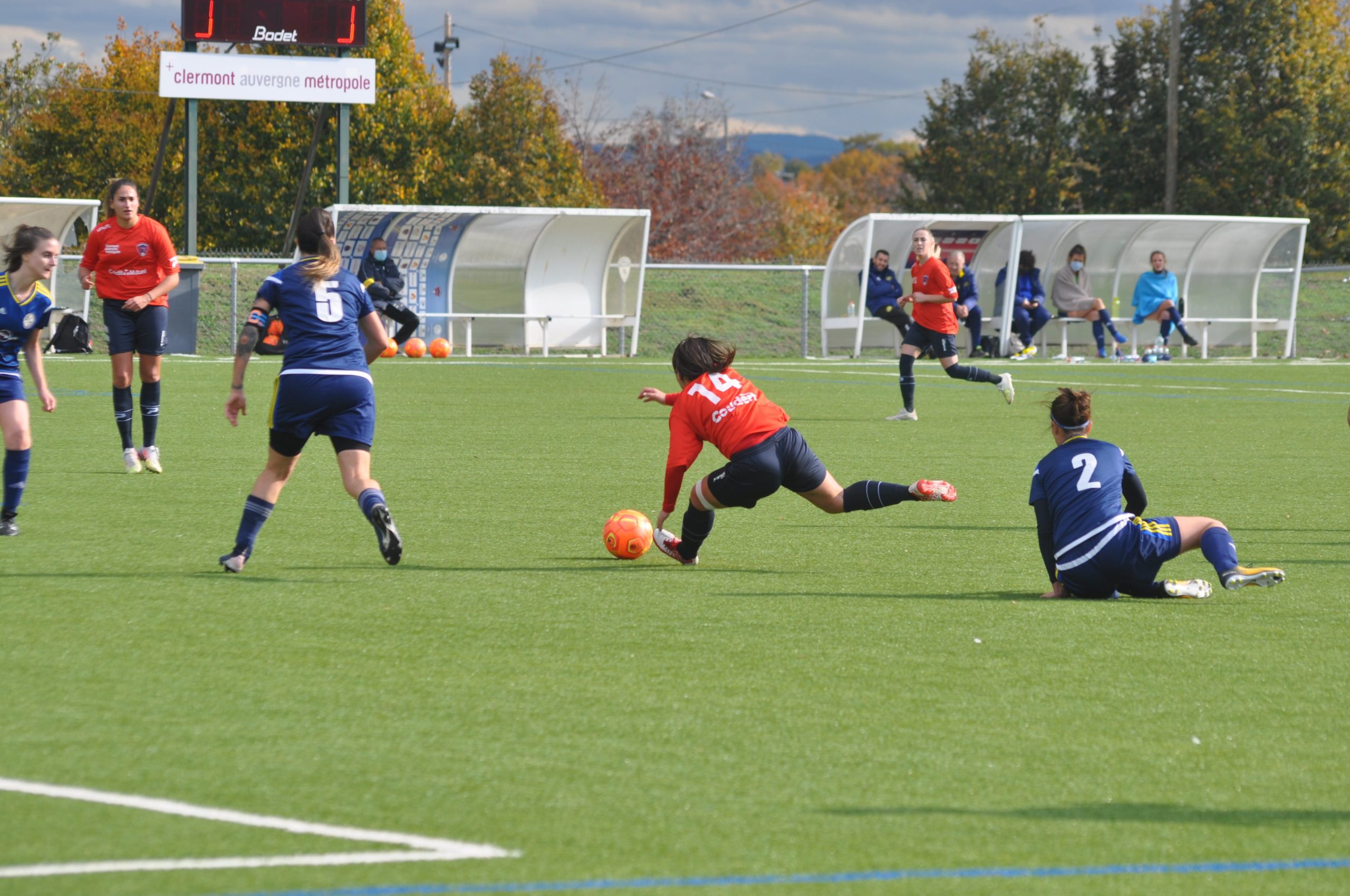 La R1 FEMININE ENCHAINE