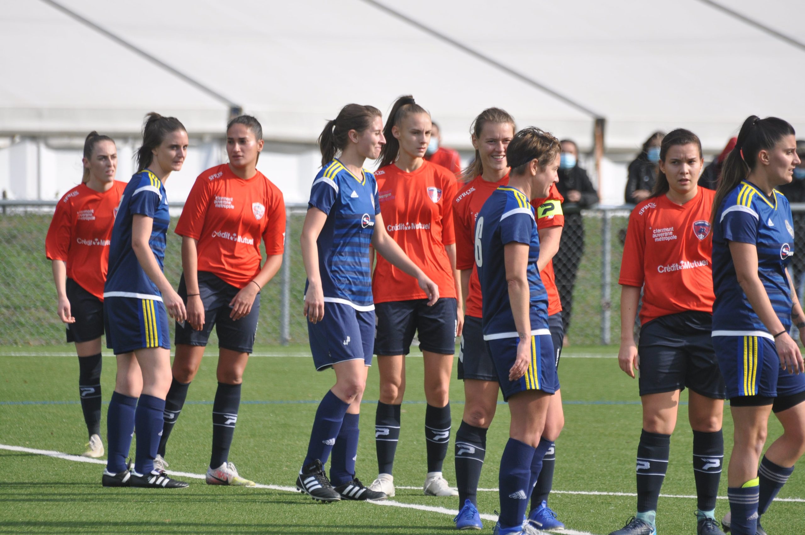 La R1 FEMININE ENCHAINE