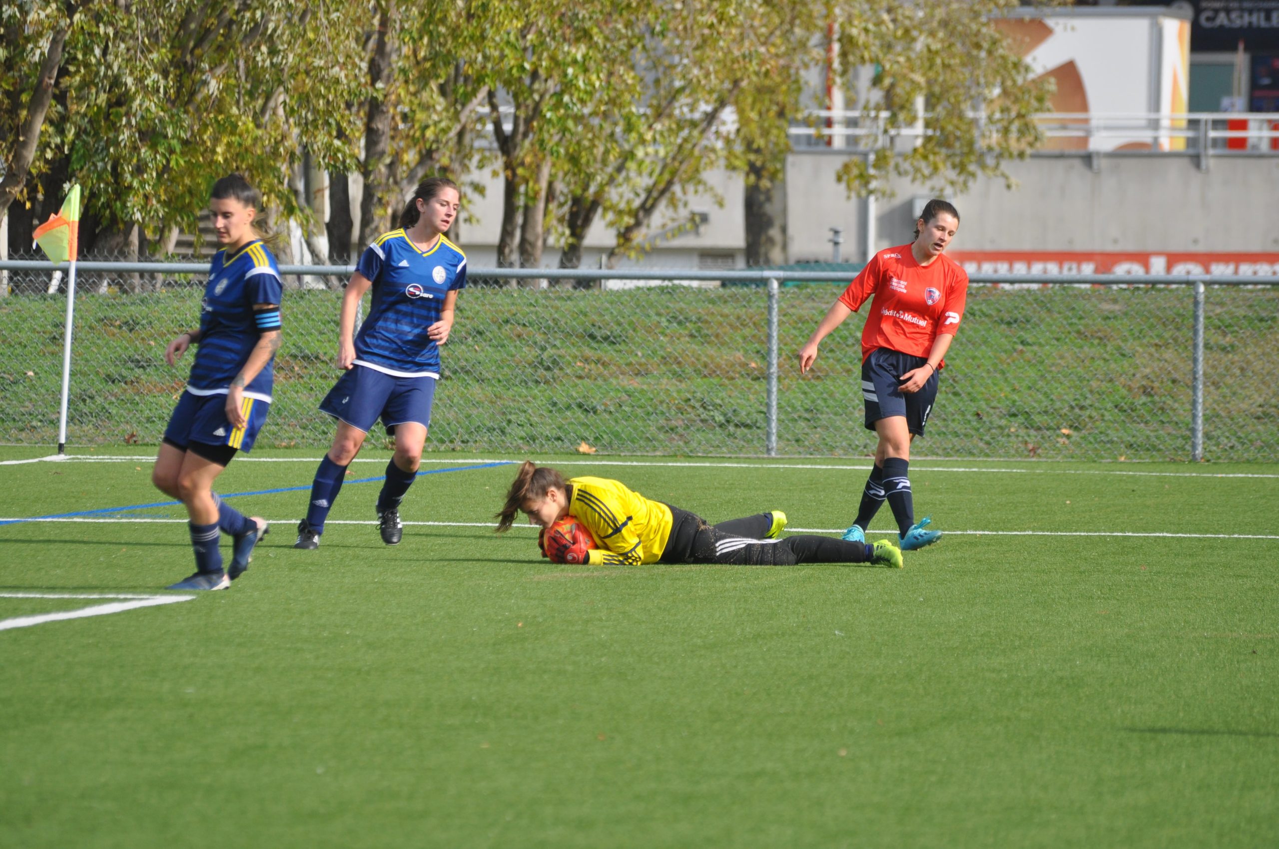 La R1 FEMININE ENCHAINE