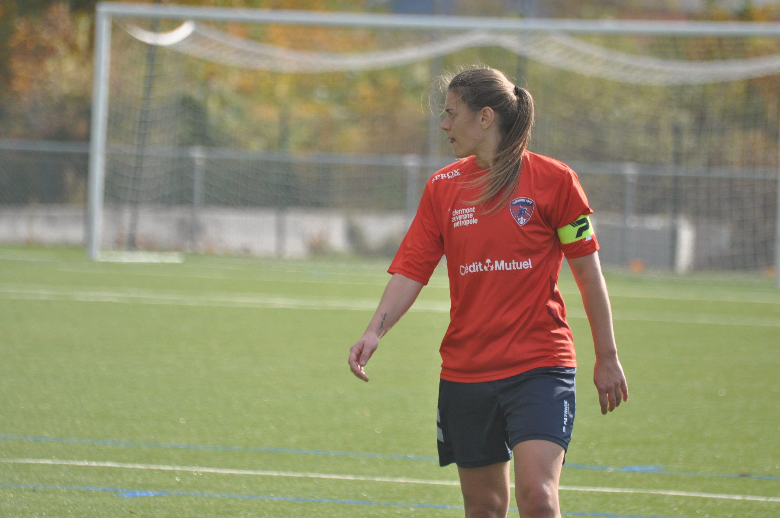 La R1 FEMININE ENCHAINE