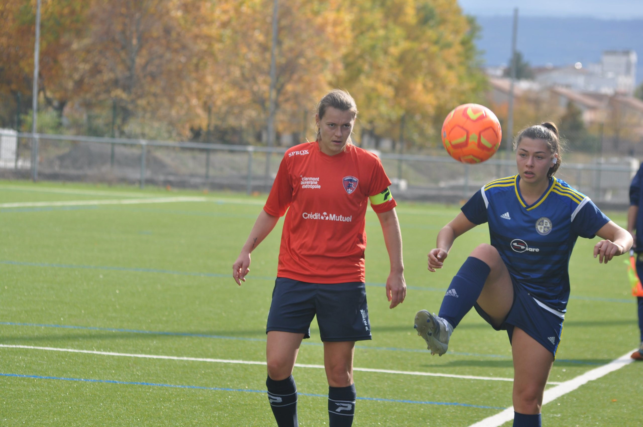 La R1 FEMININE ENCHAINE