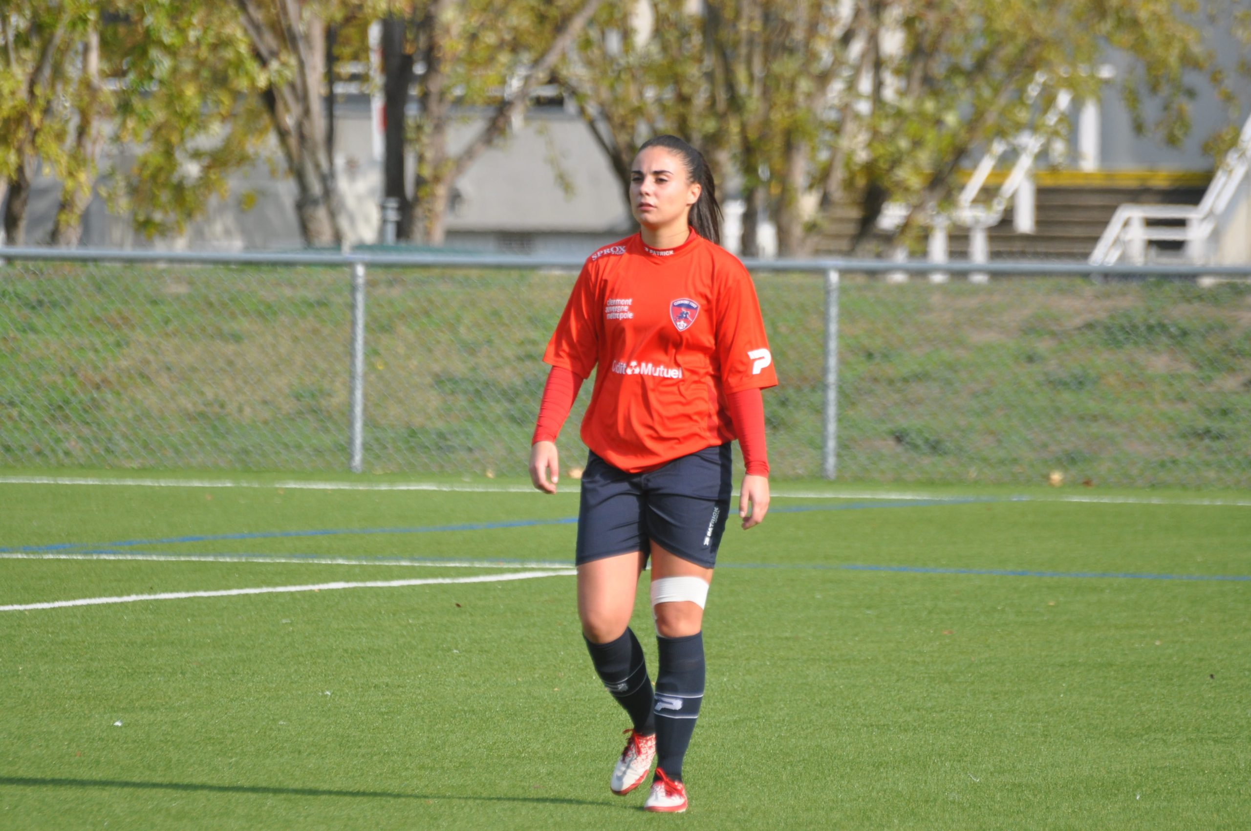 La R1 FEMININE ENCHAINE