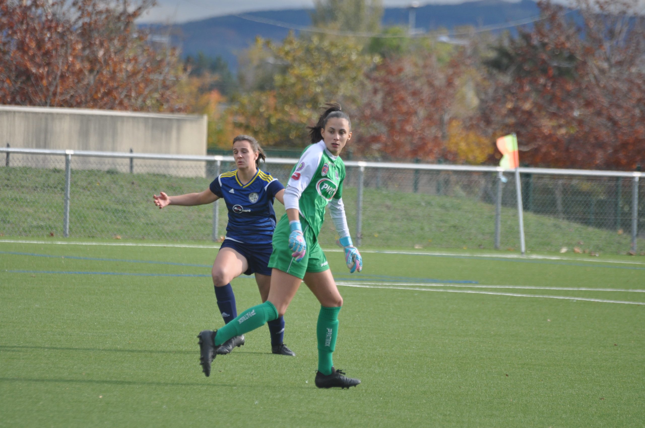 La R1 FEMININE ENCHAINE