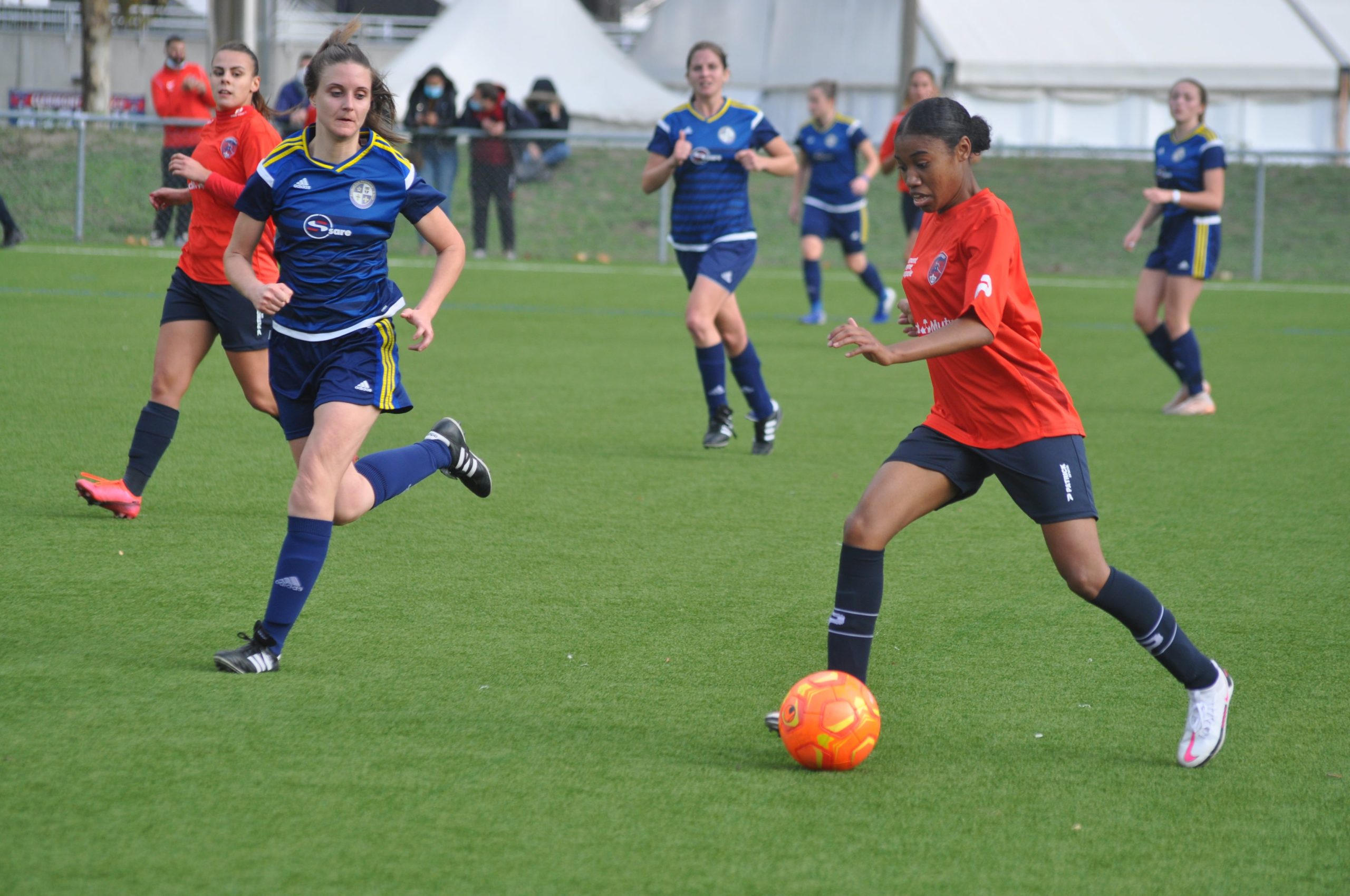 La R1 FEMININE ENCHAINE