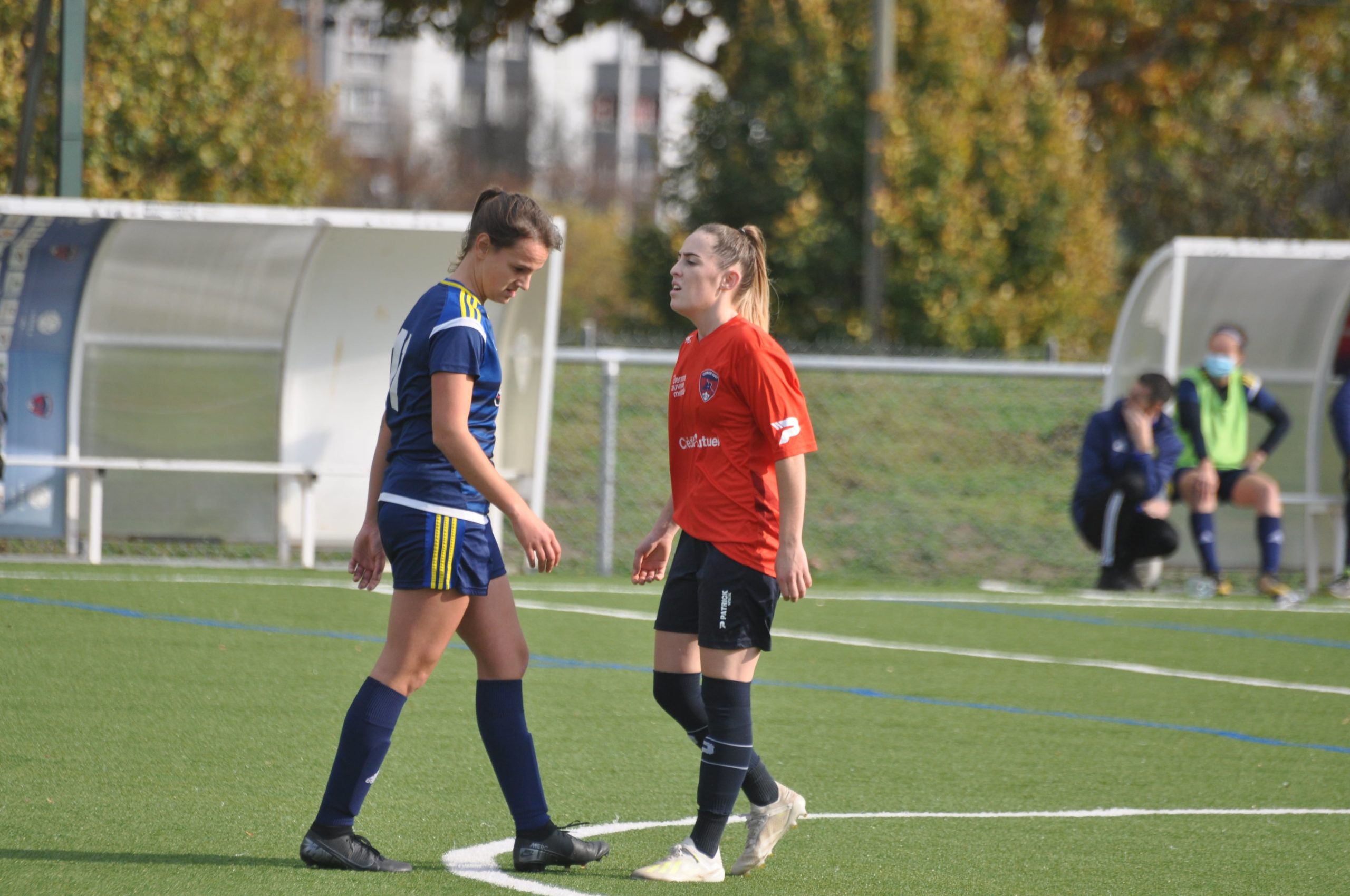 La R1 FEMININE ENCHAINE