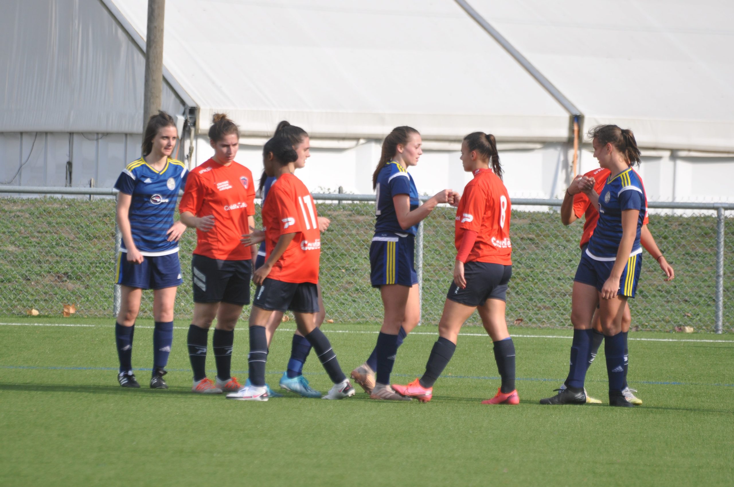 La R1 FEMININE ENCHAINE