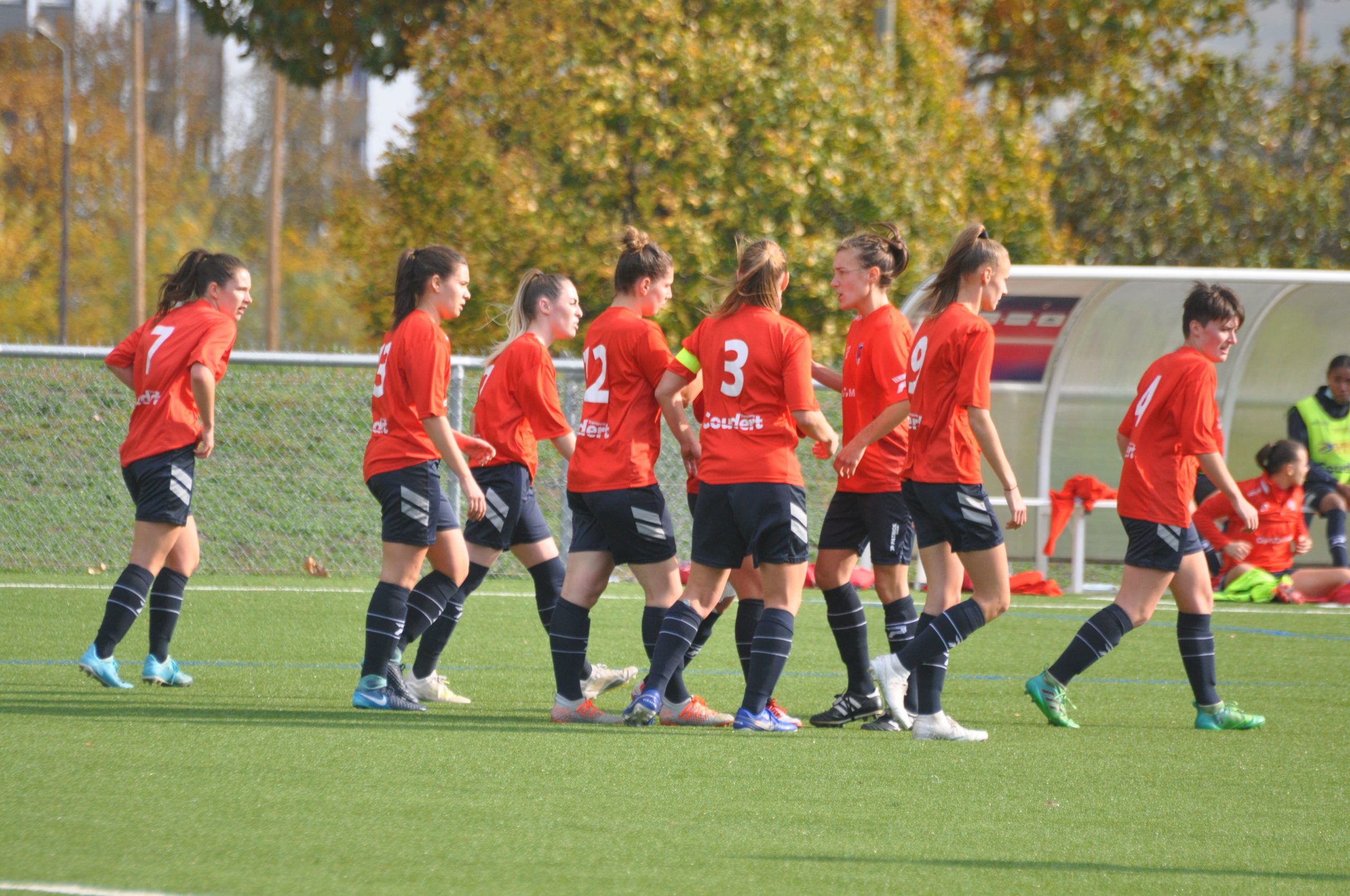 La R1 FEMININE ENCHAINE