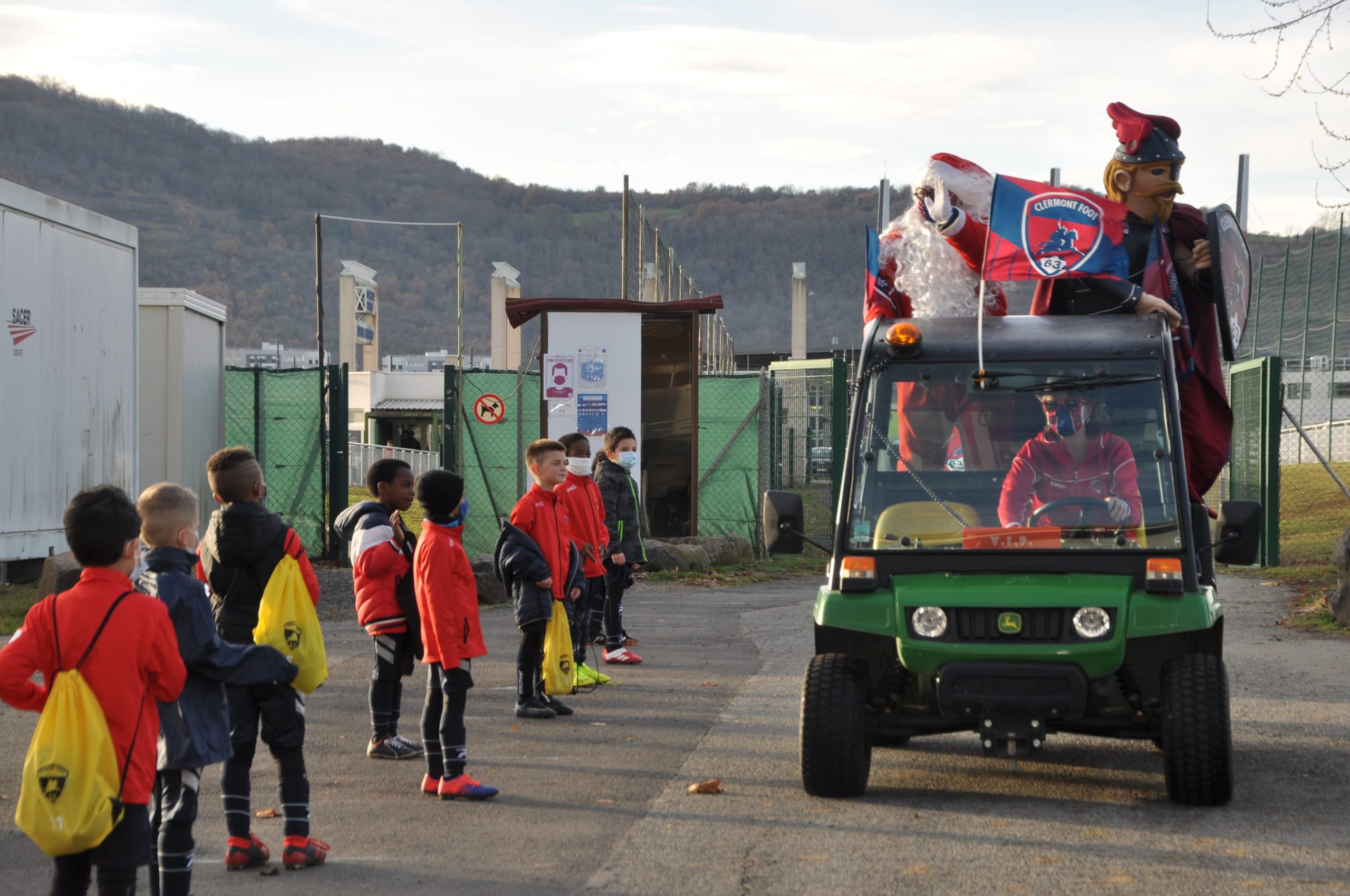 Le Père Noël et Torix auprès des jeunes U6-U8