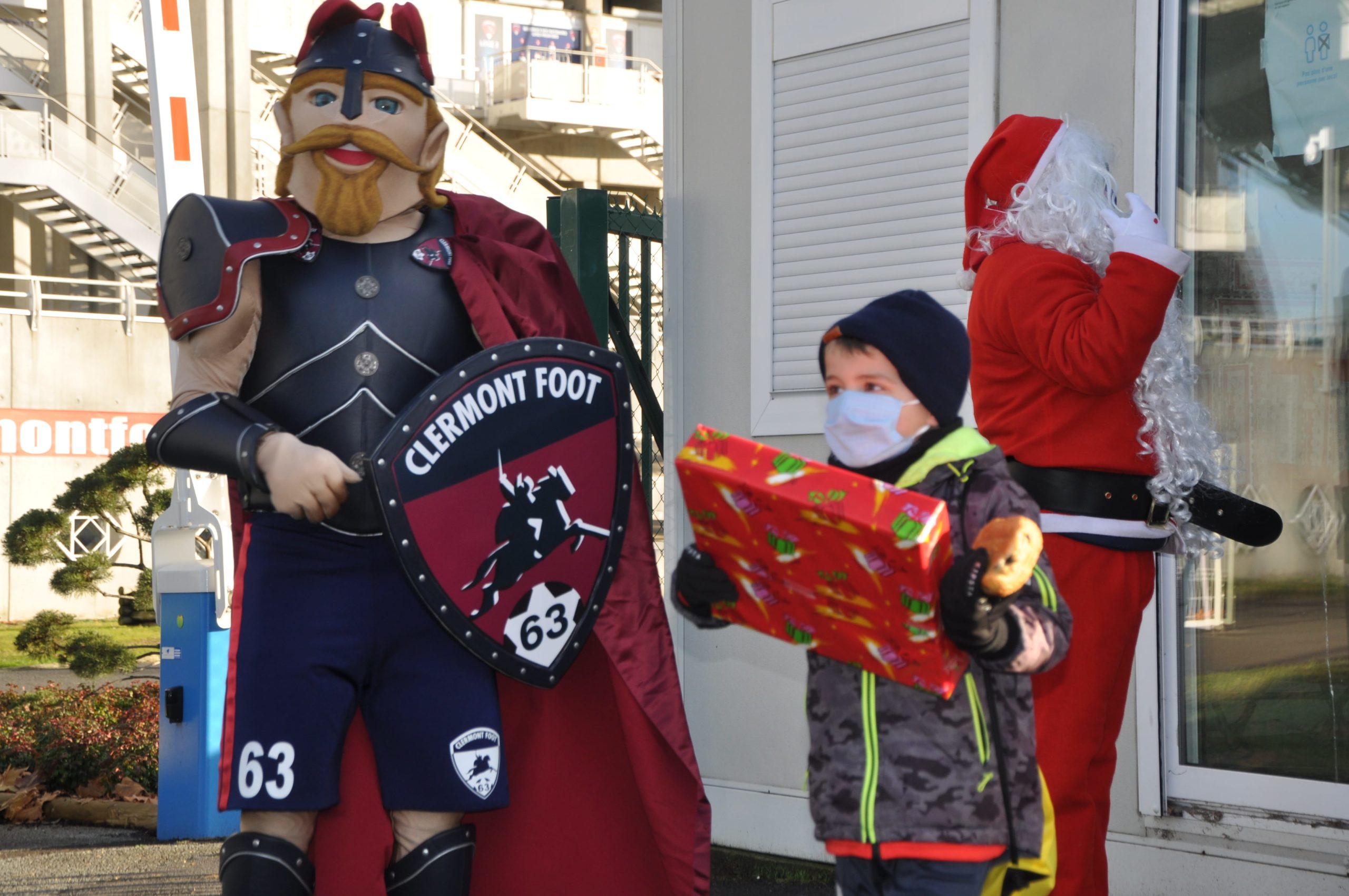 Le Père Noël et Torix auprès des jeunes U6-U8