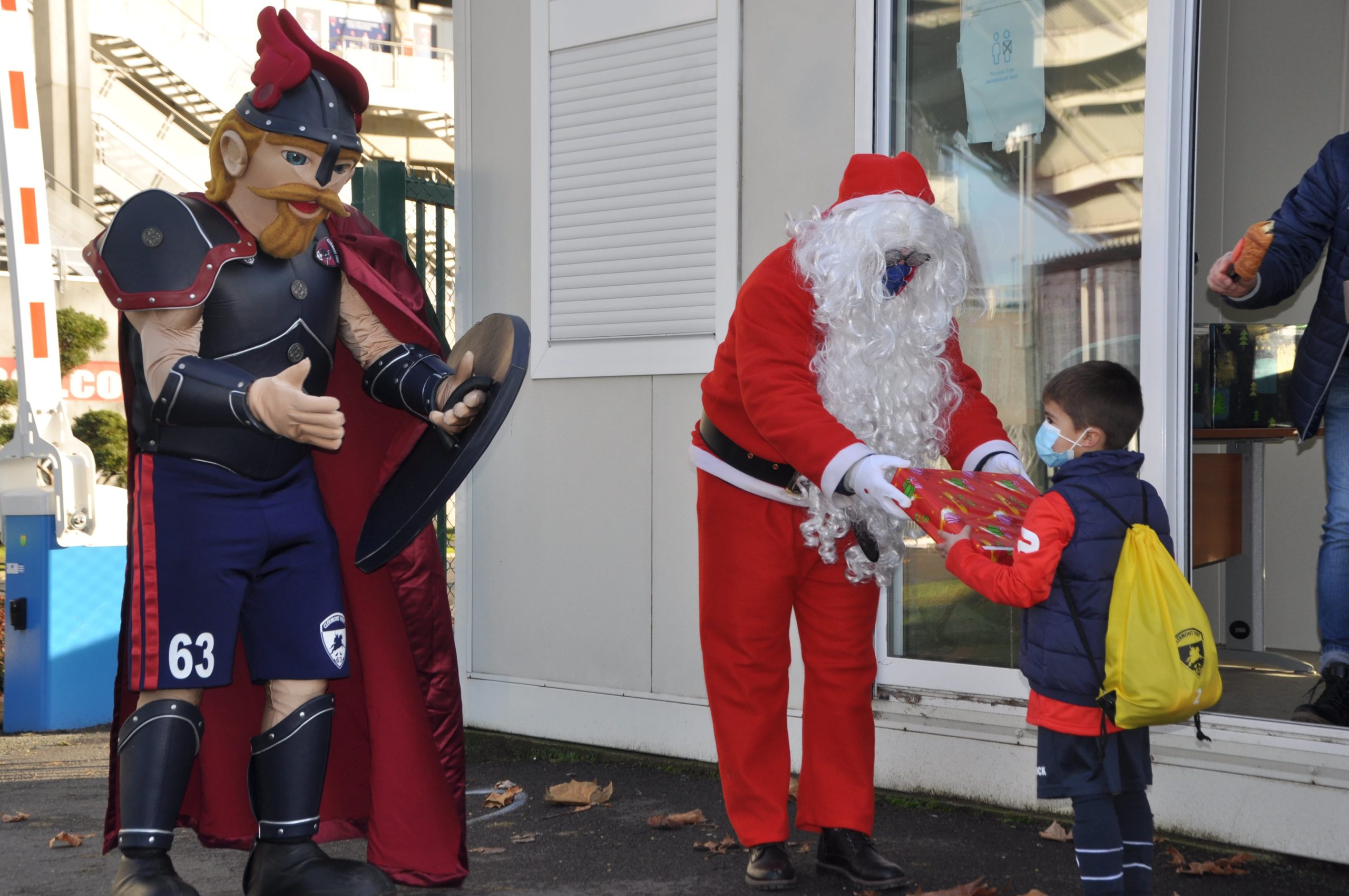 Le Père Noël et Torix auprès des jeunes U6-U8