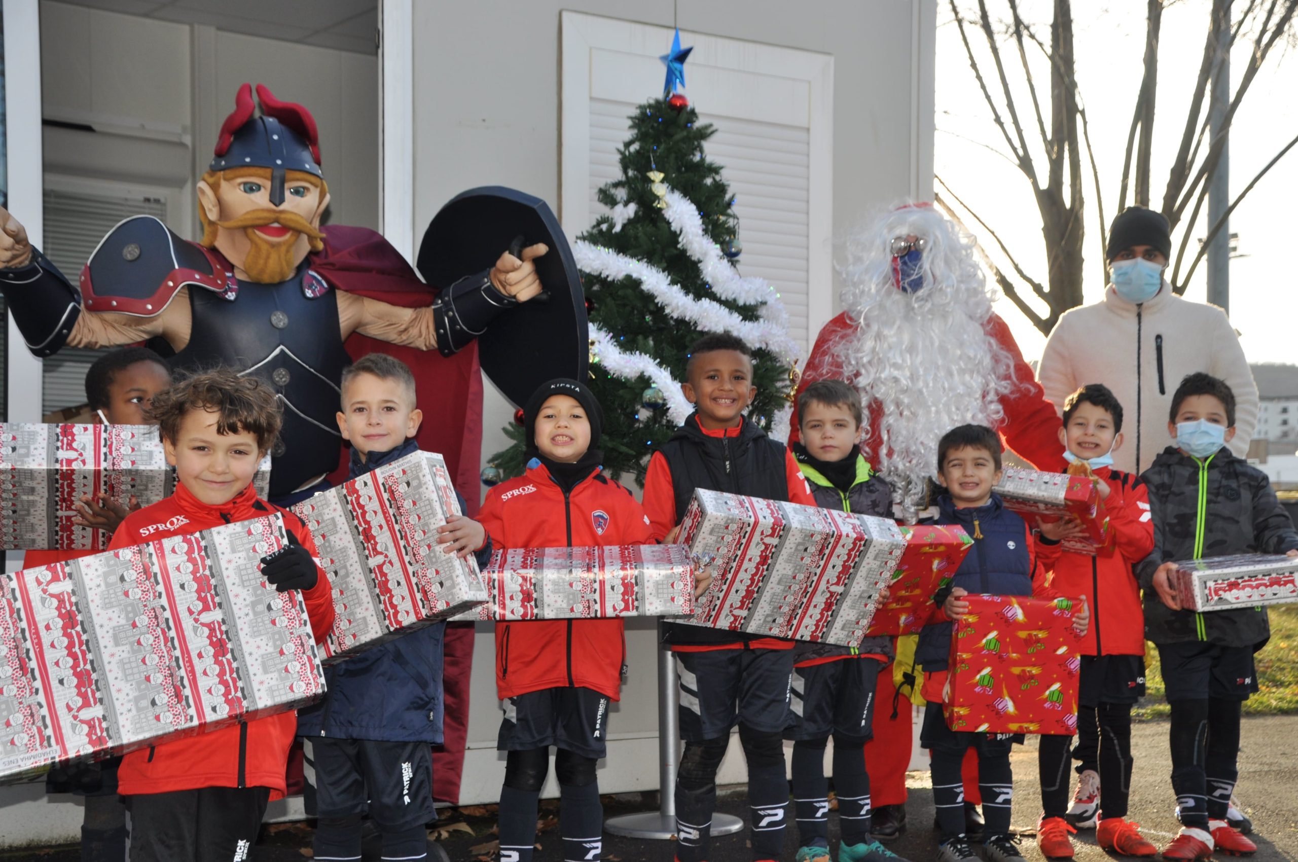 Le Père Noël et Torix auprès des jeunes U6-U8