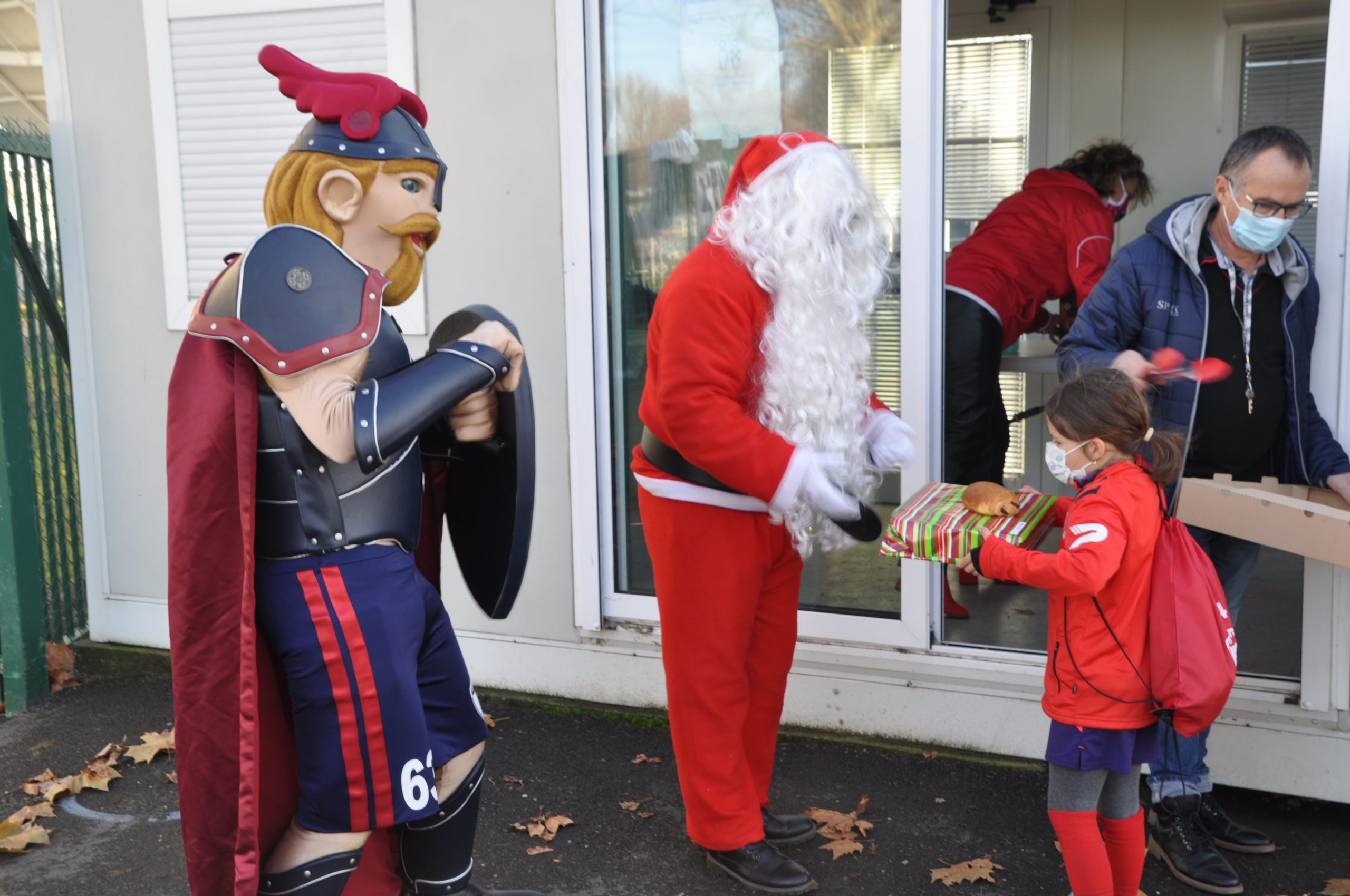 Le Père Noël et Torix auprès des jeunes U6-U8