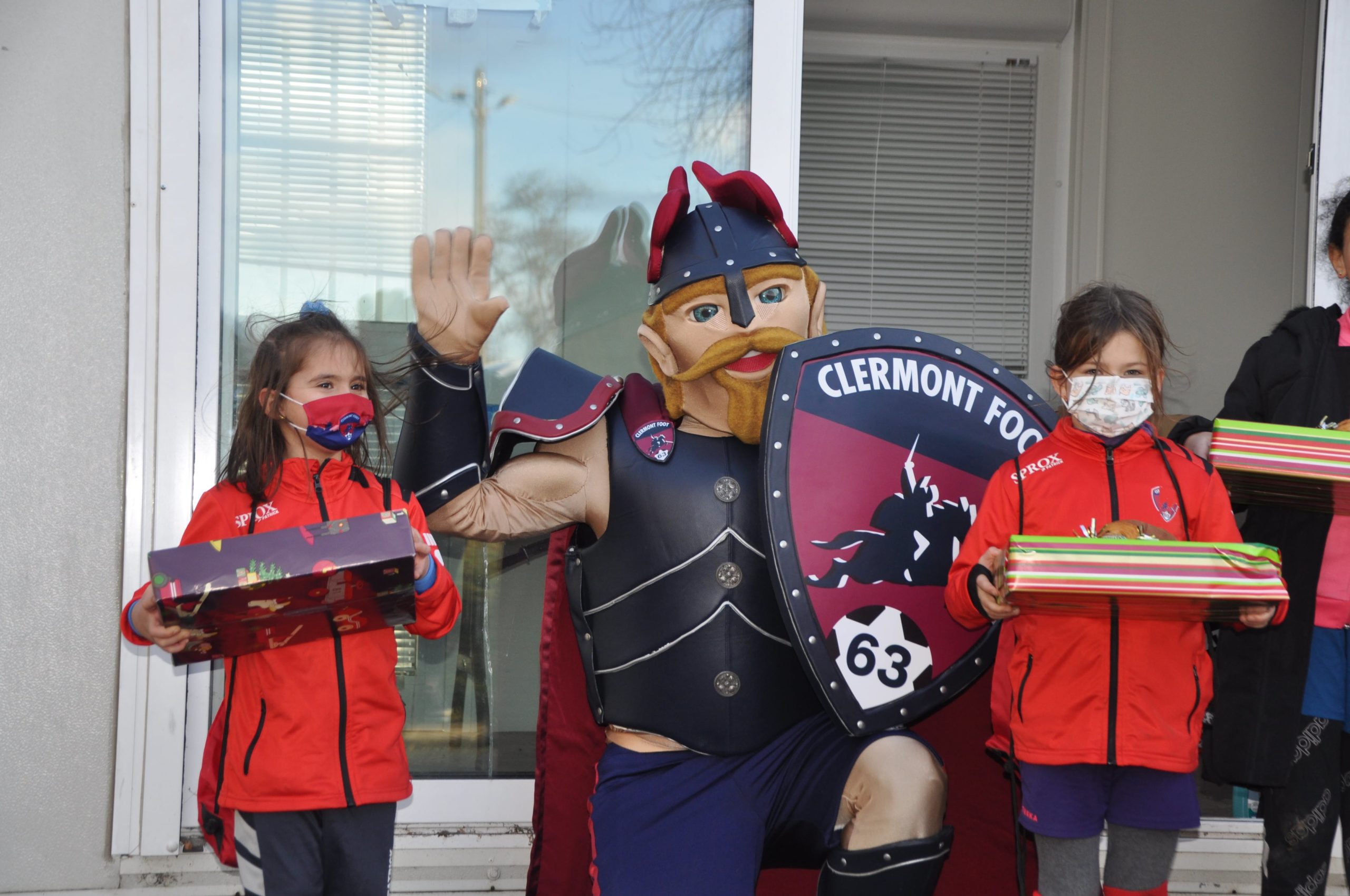 Le Père Noël et Torix auprès des jeunes U6-U8