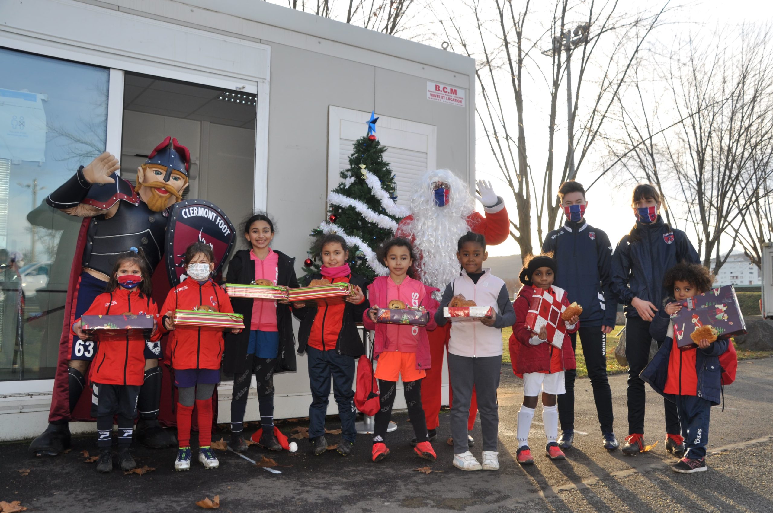 Le Père Noël et Torix auprès des jeunes U6-U8