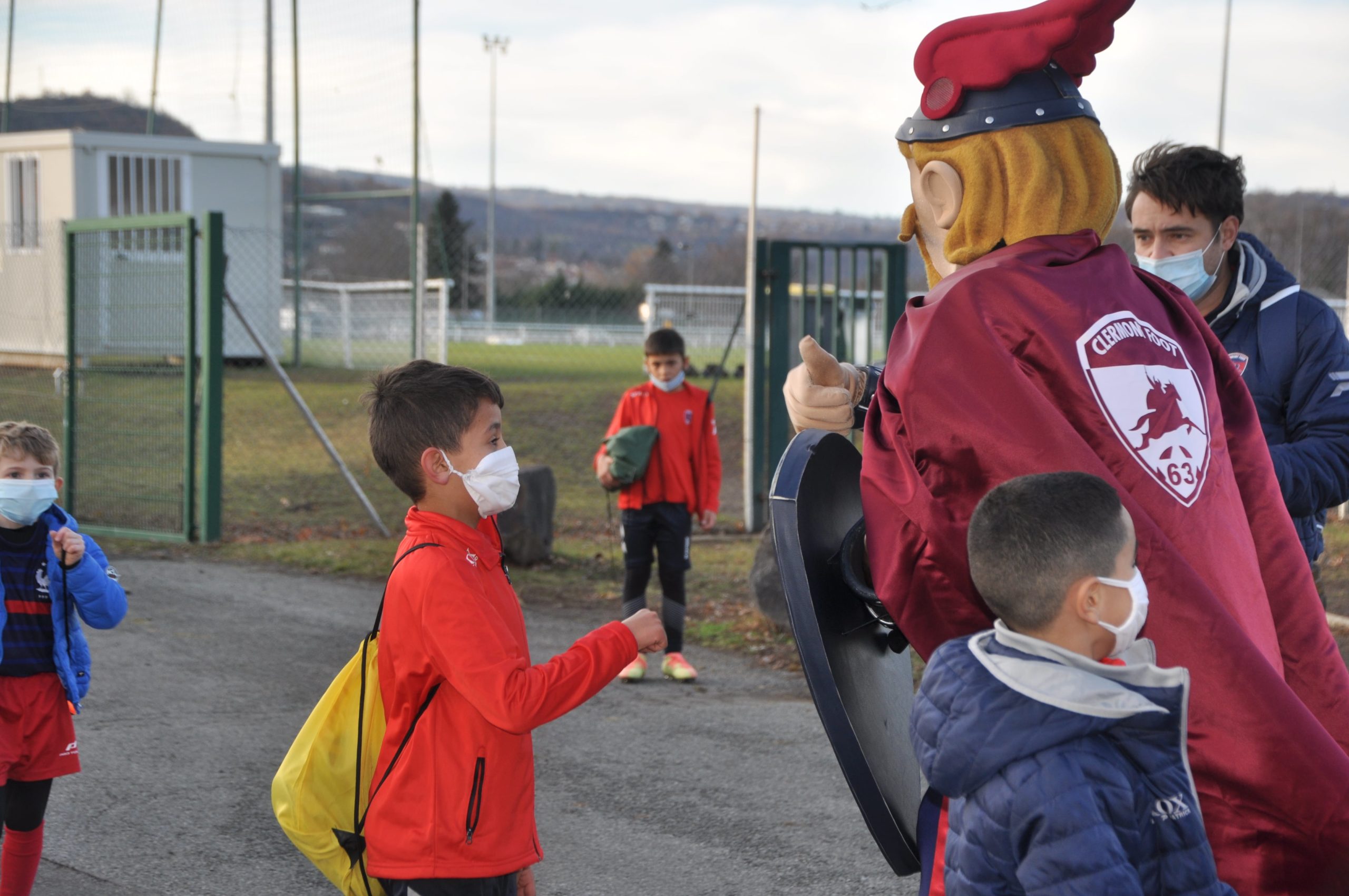 Le Père Noël et Torix auprès des jeunes U6-U8