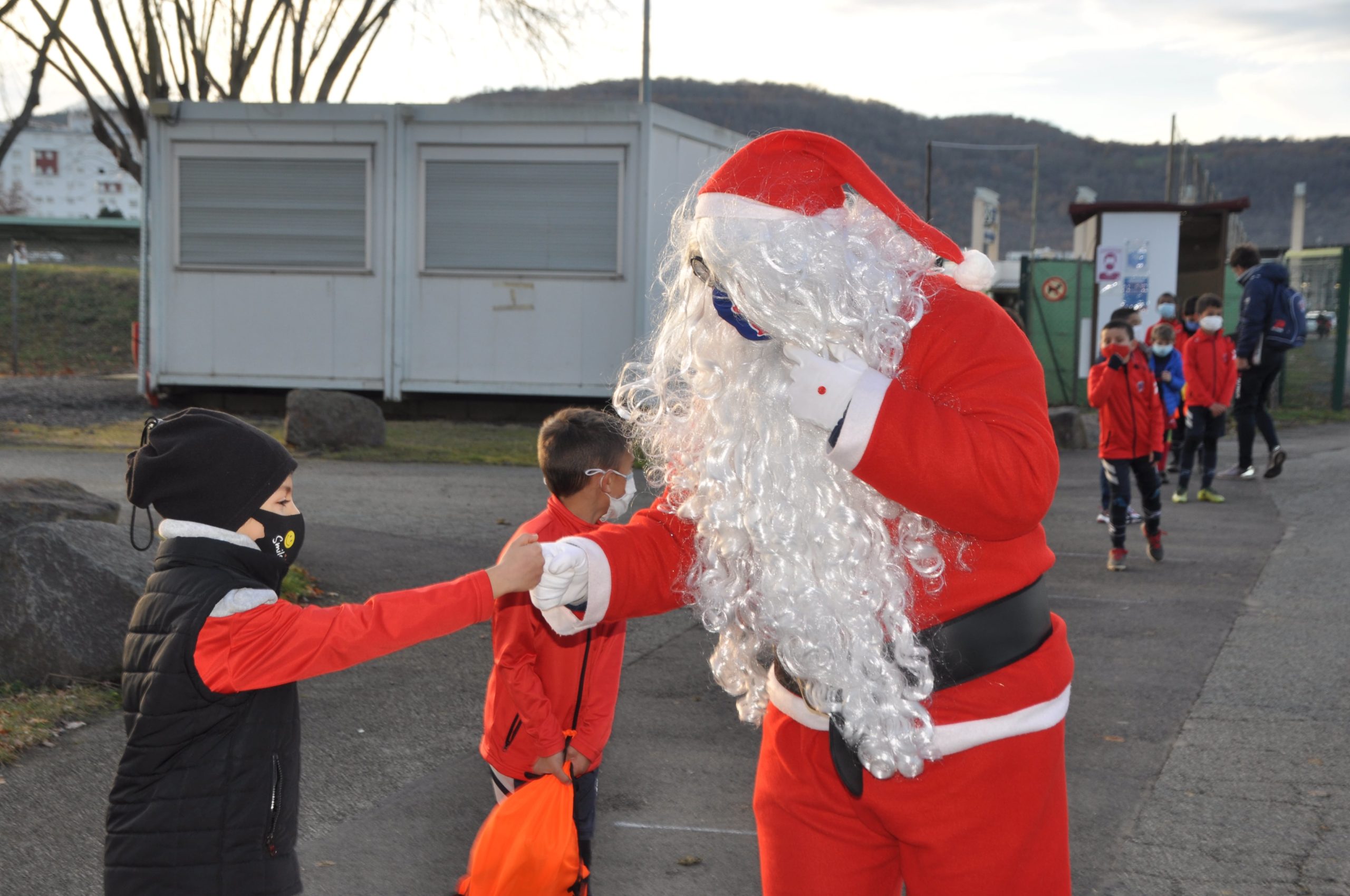 Le Père Noël et Torix auprès des jeunes U6-U8