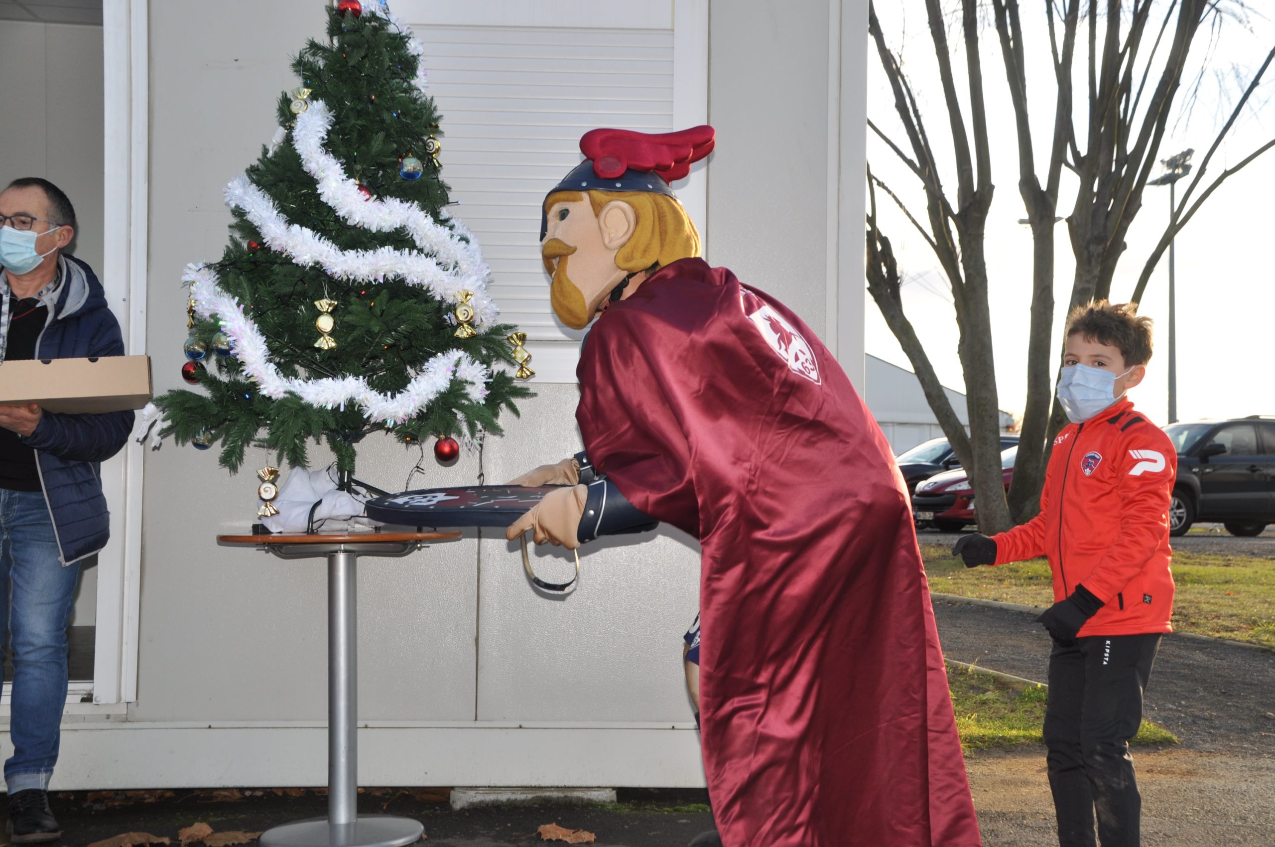 Le Père Noël et Torix auprès des jeunes U6-U8