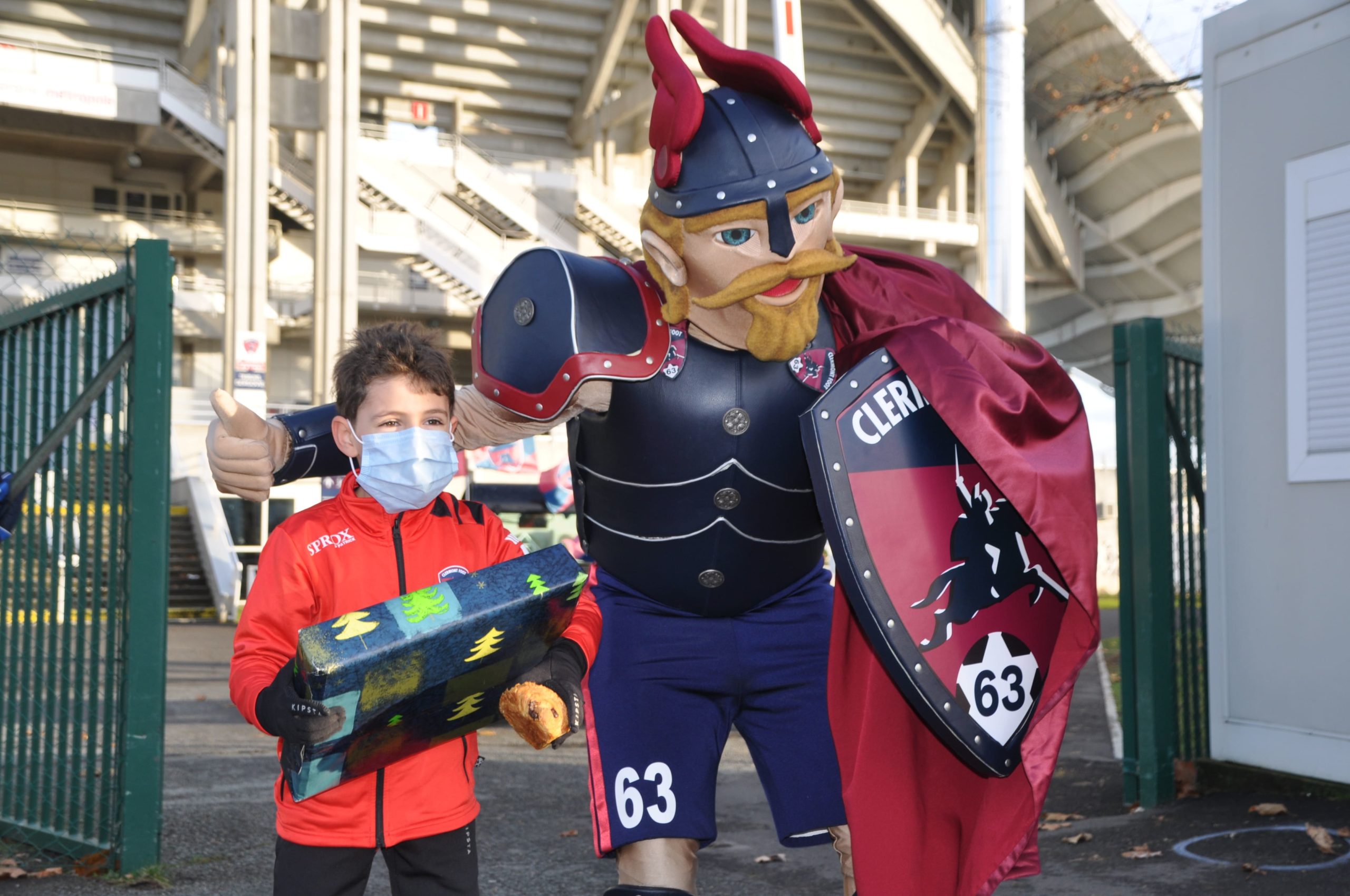 Le Père Noël et Torix auprès des jeunes U6-U8