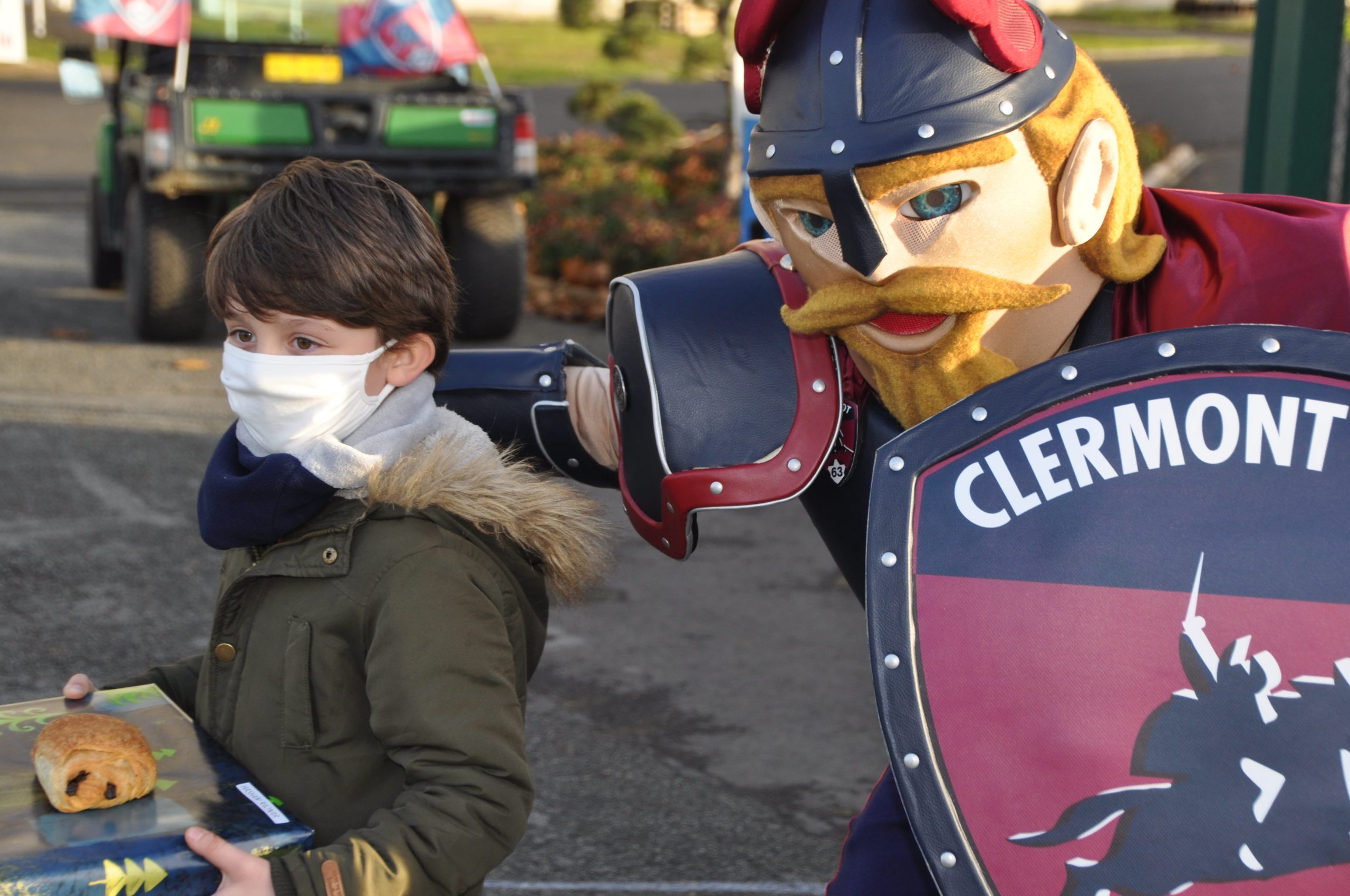 Le Père Noël et Torix auprès des jeunes U6-U8