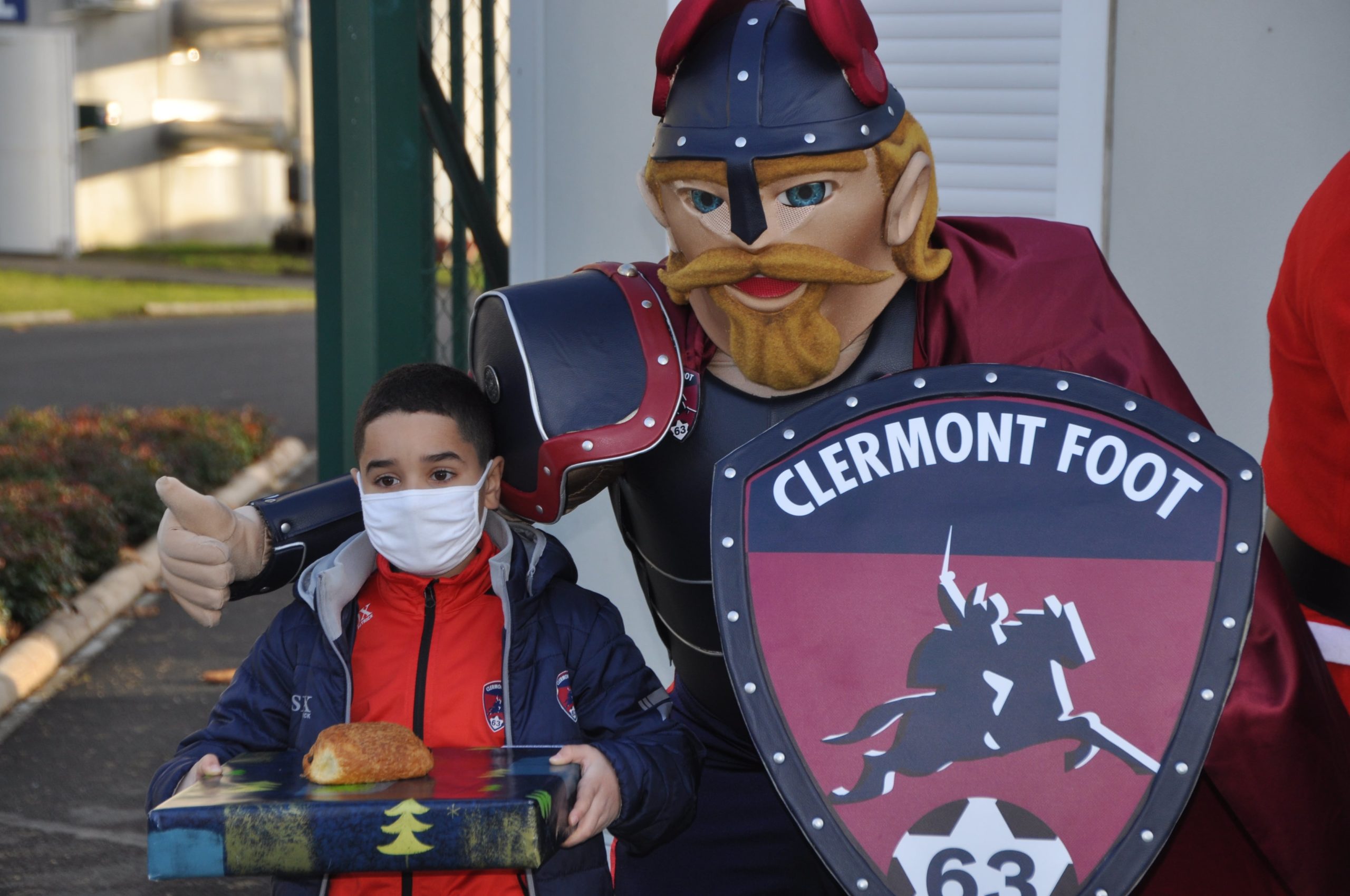 Le Père Noël et Torix auprès des jeunes U6-U8