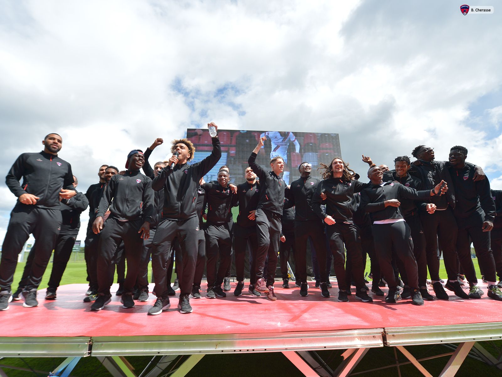 Célébration de la montée en L1 avec les jeunes du CF63