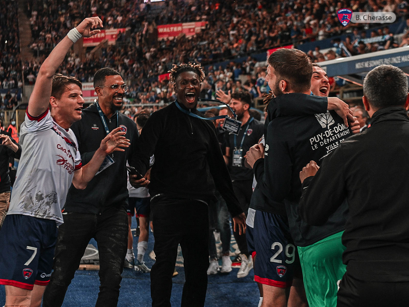 Clermont maintenu : la joie du groupe en images