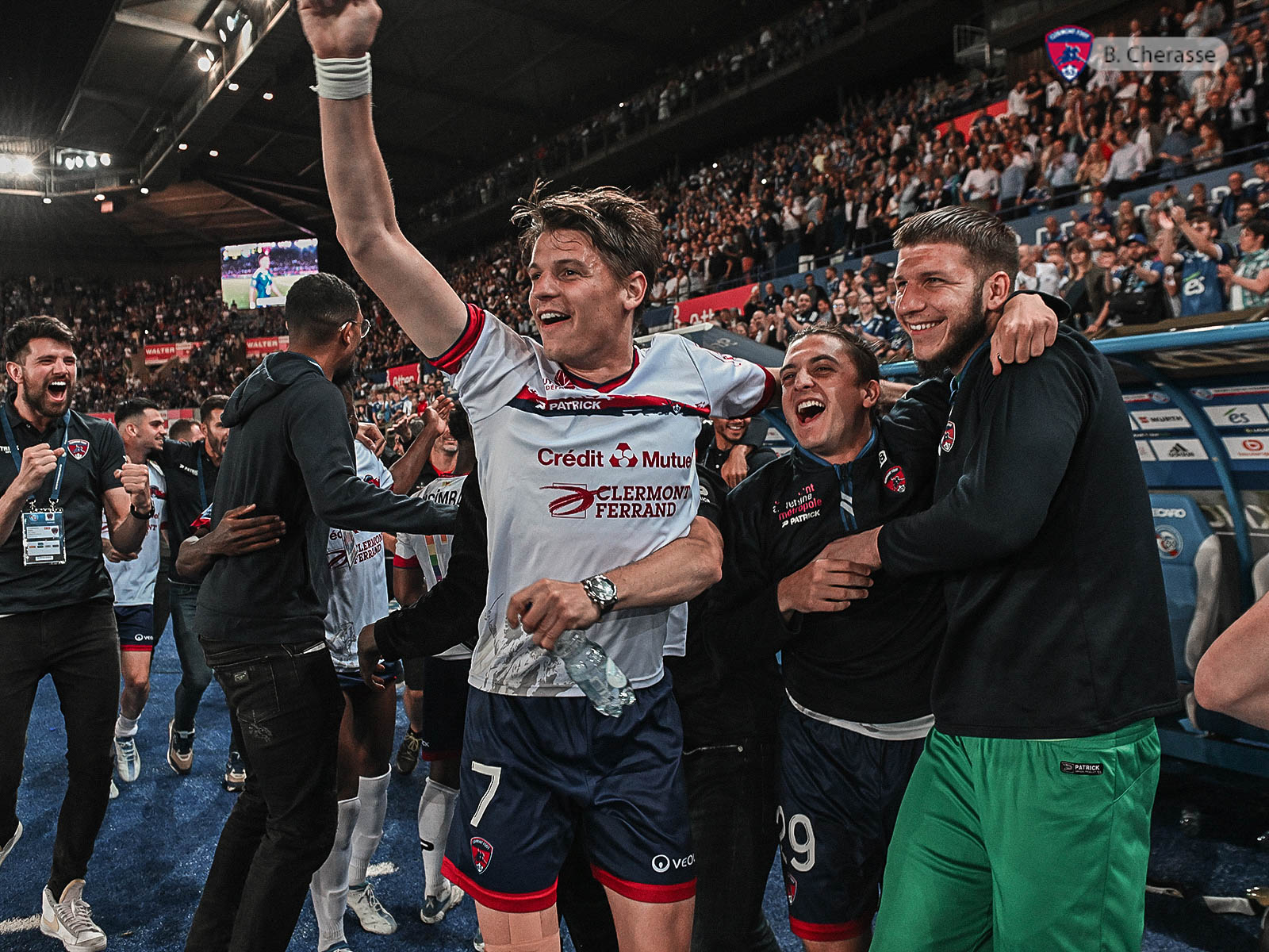 Clermont maintenu : la joie du groupe en images