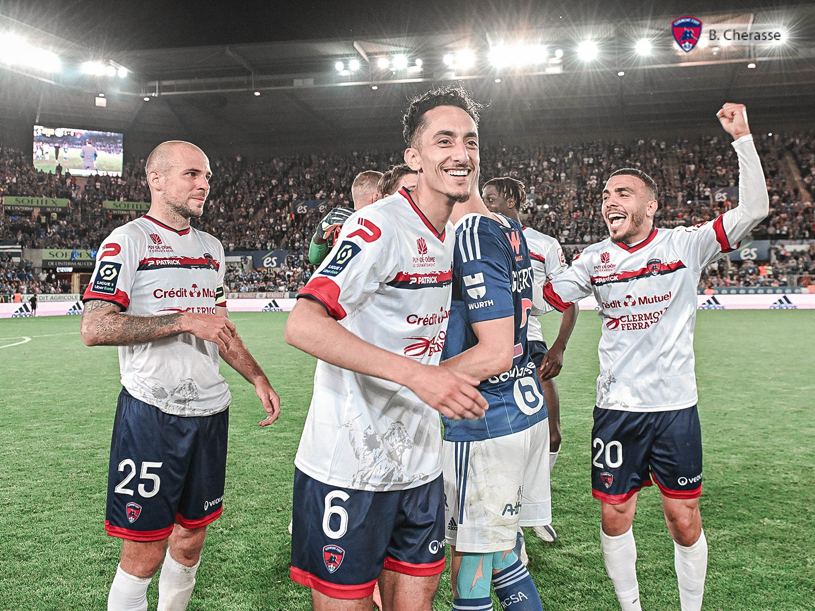 Clermont maintenu : la joie du groupe en images