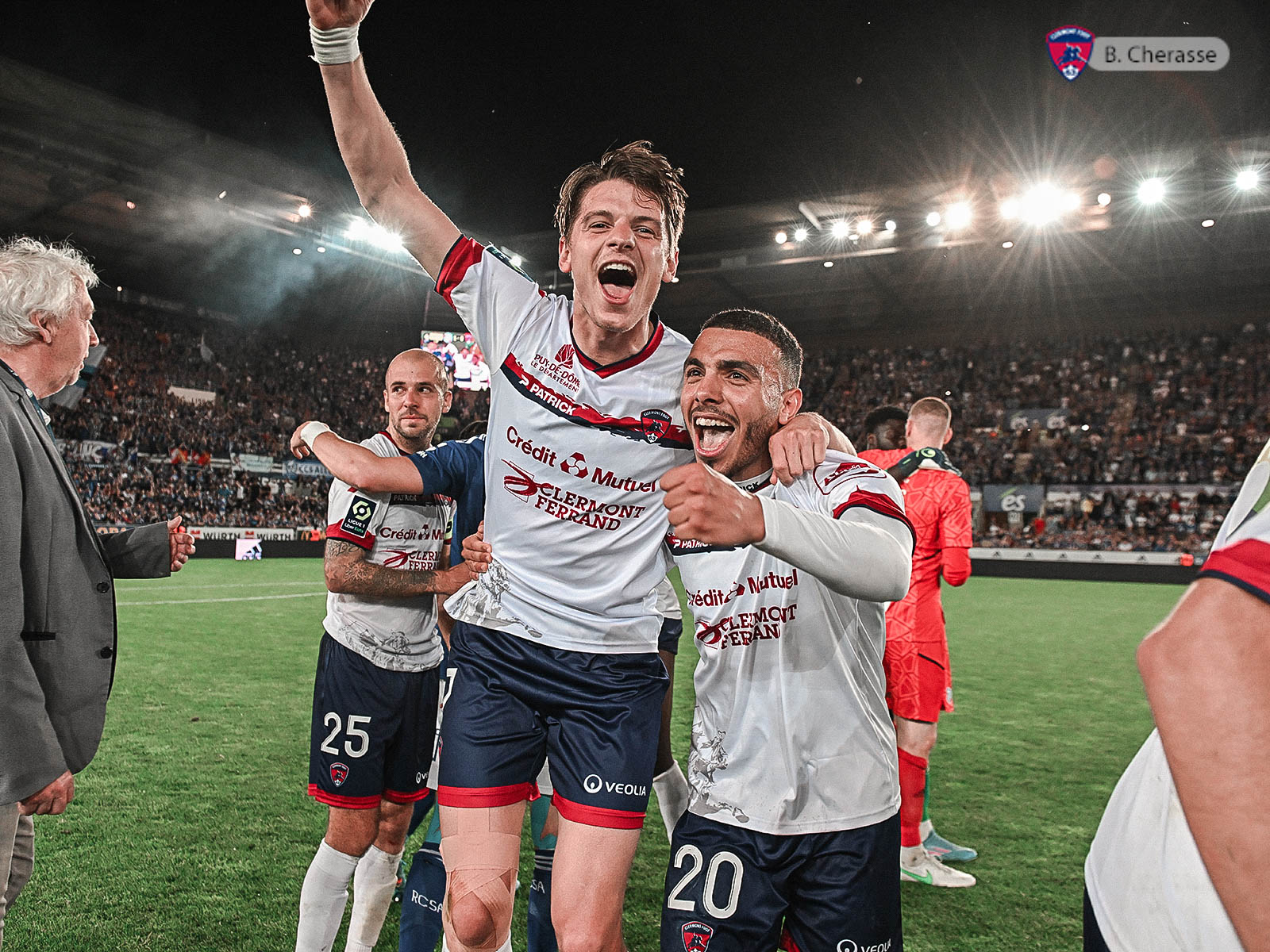 Clermont maintenu : la joie du groupe en images