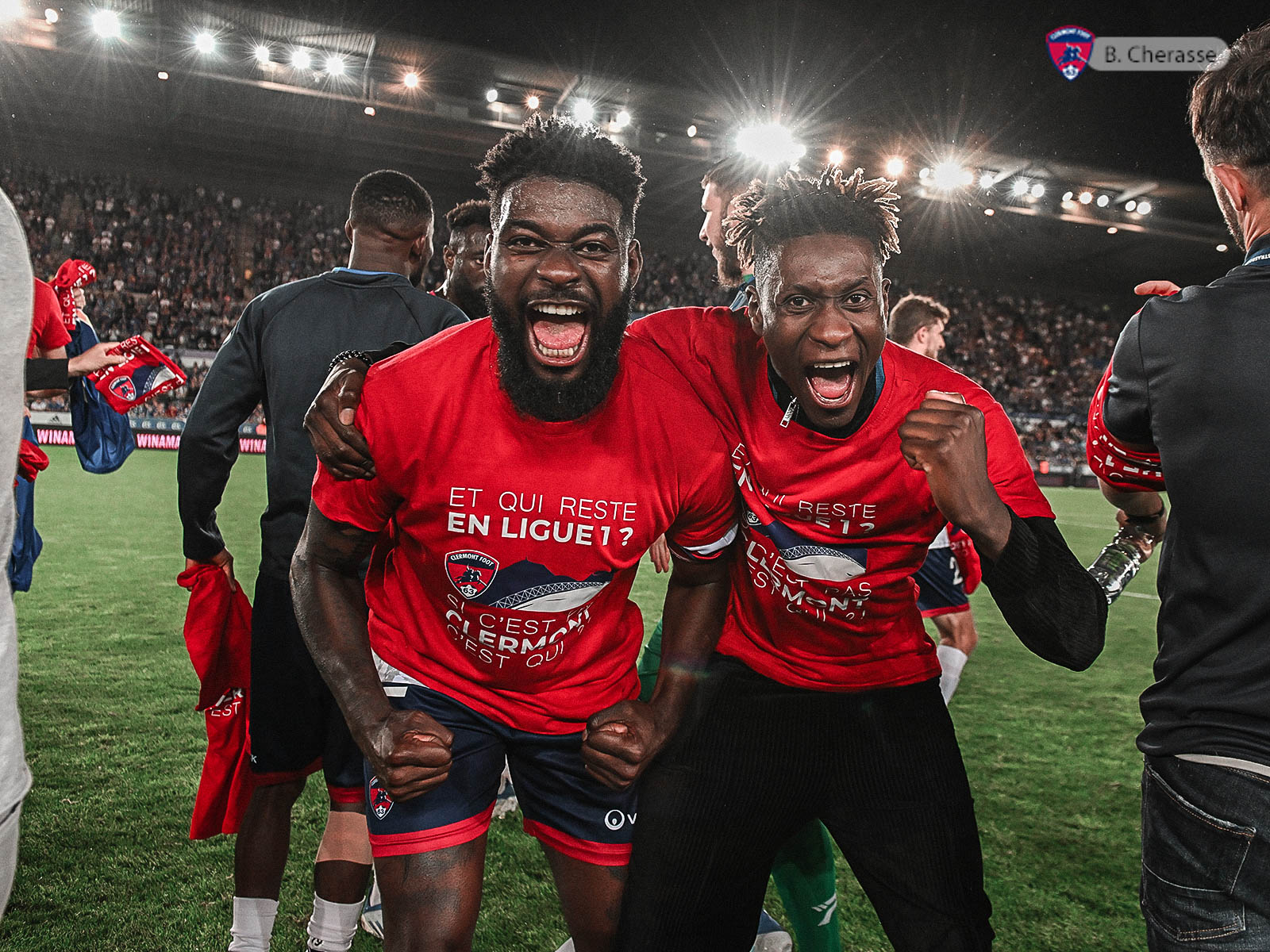 Clermont maintenu : la joie du groupe en images