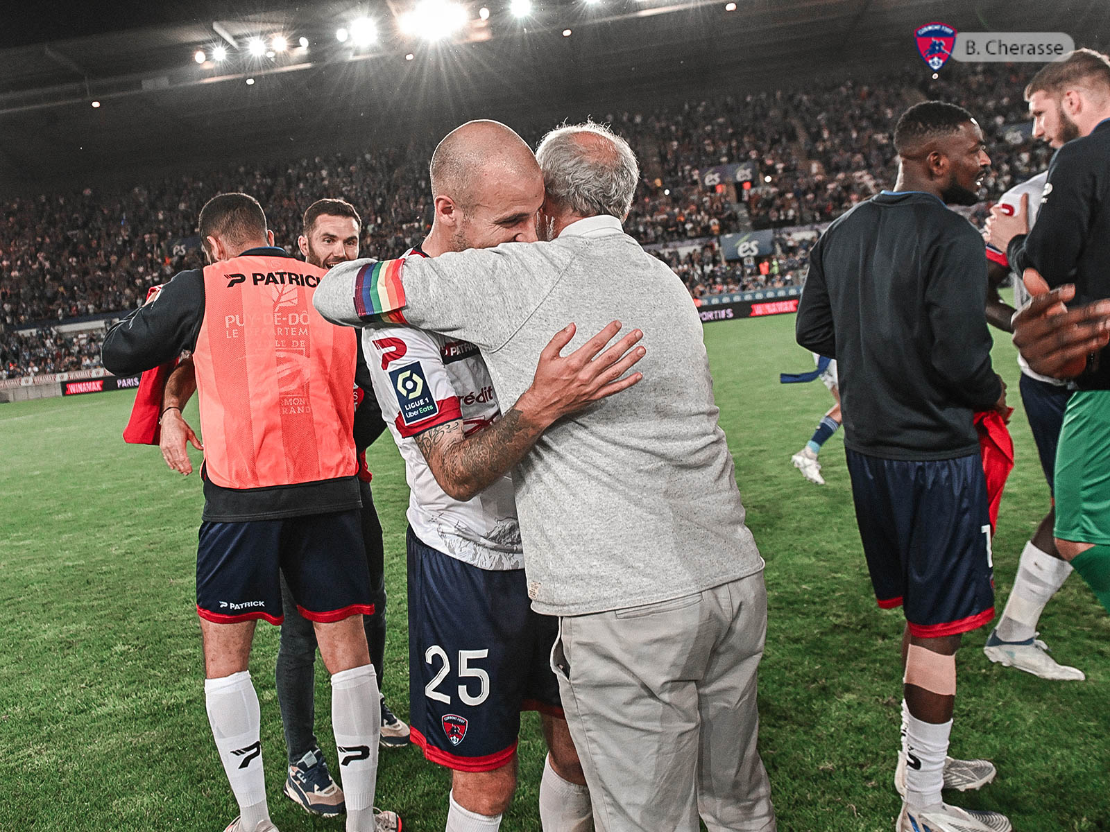 Clermont maintenu : la joie du groupe en images