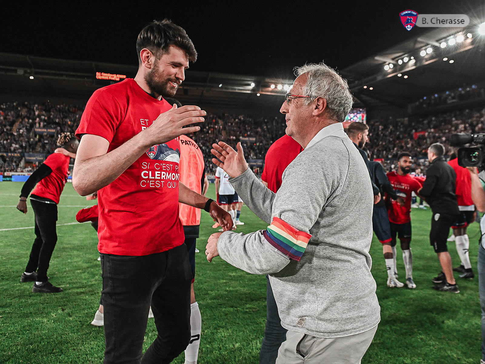 Clermont maintenu : la joie du groupe en images