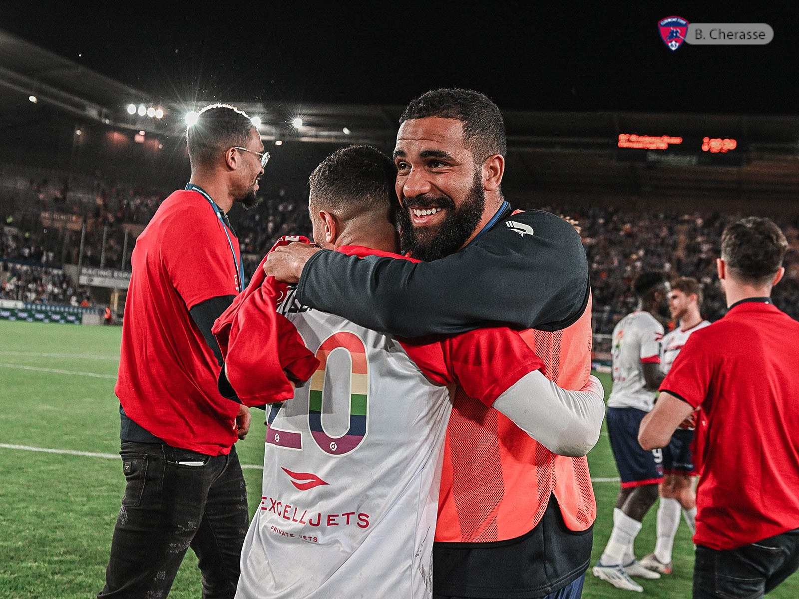 Clermont maintenu : la joie du groupe en images