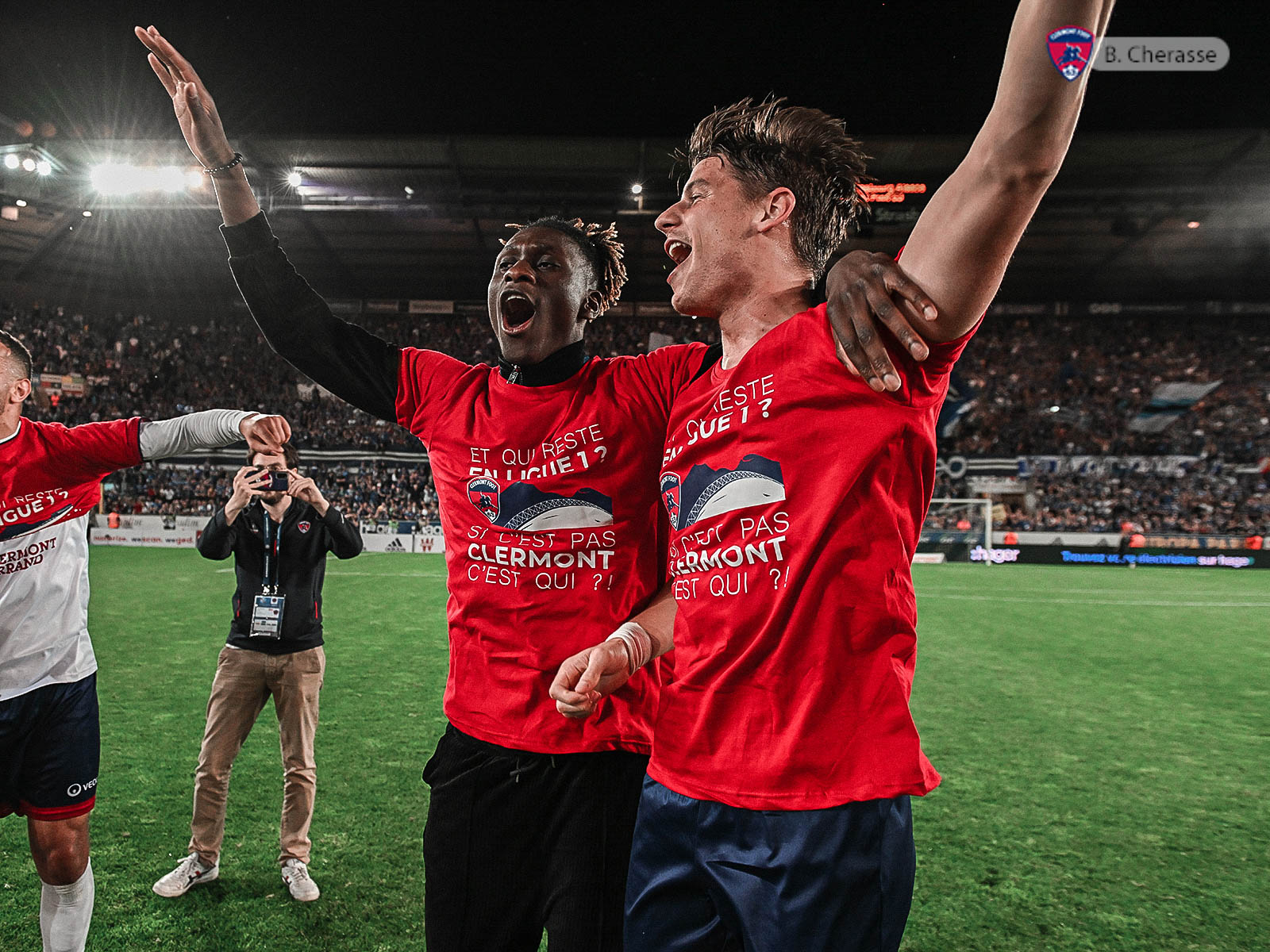 Clermont maintenu : la joie du groupe en images