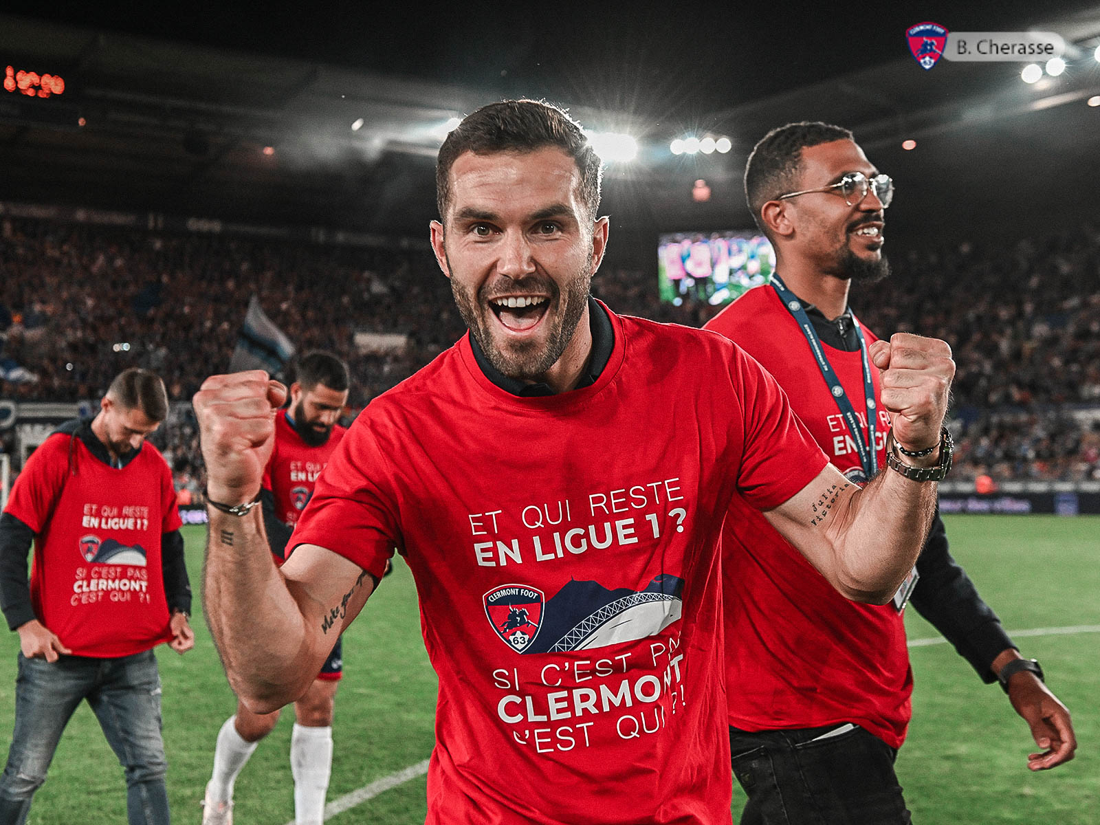 Clermont maintenu : la joie du groupe en images