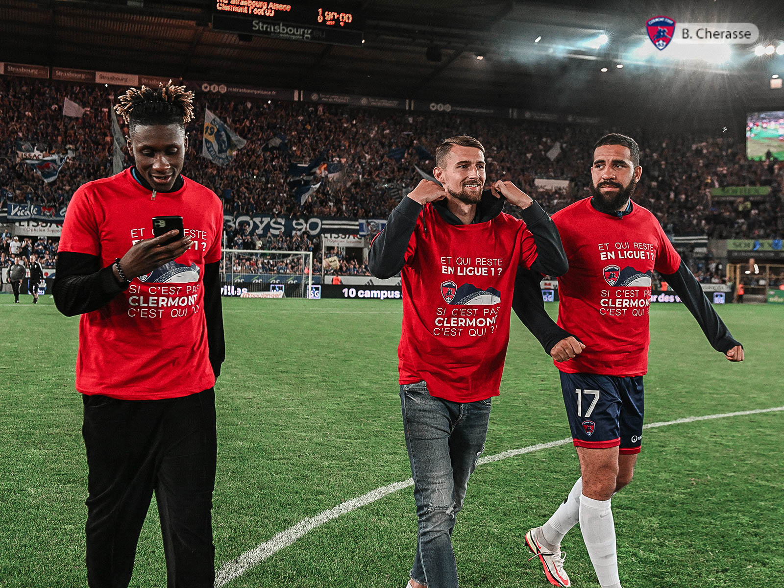 Clermont maintenu : la joie du groupe en images