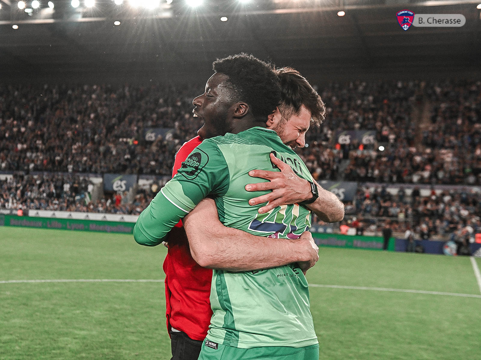 Clermont maintenu : la joie du groupe en images