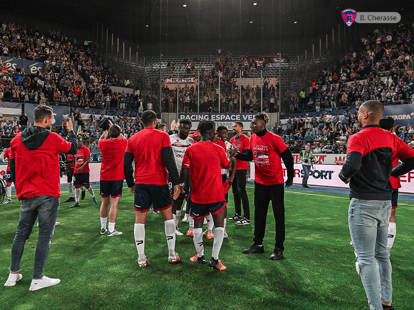 Clermont maintenu : la joie du groupe en images