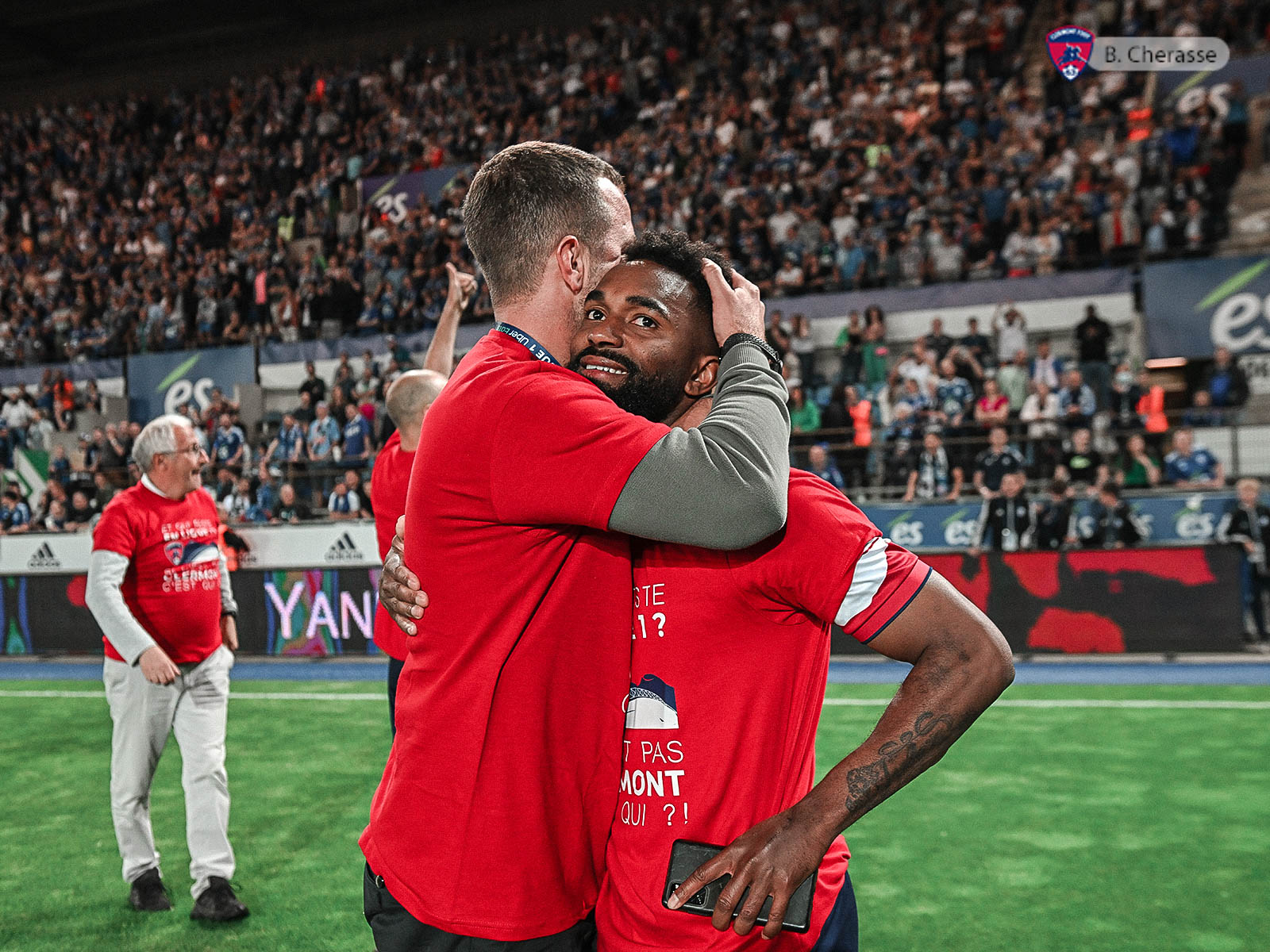 Clermont maintenu : la joie du groupe en images