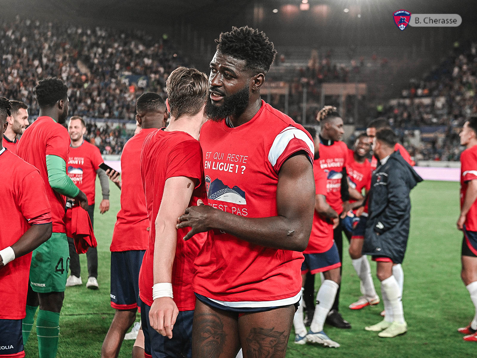 Clermont maintenu : la joie du groupe en images