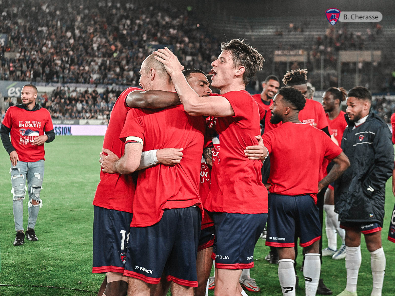 Clermont maintenu : la joie du groupe en images