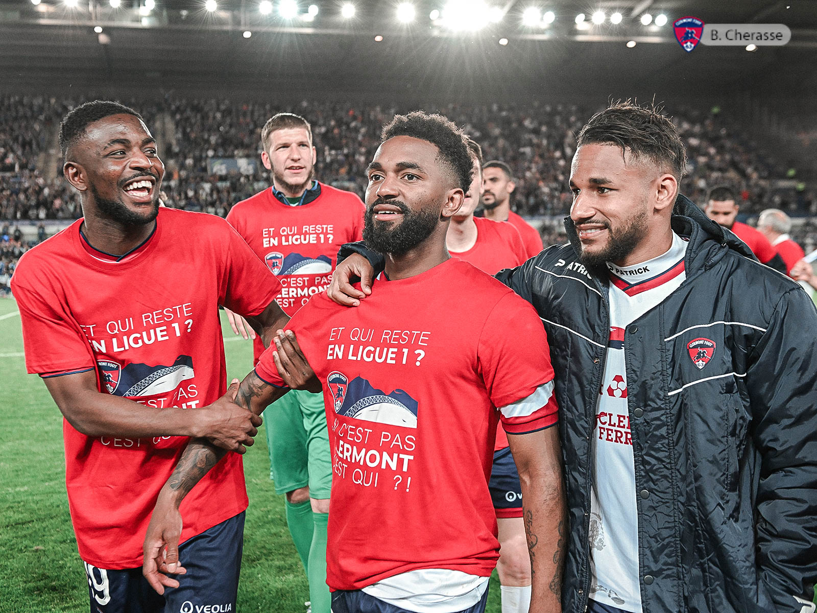 Clermont maintenu : la joie du groupe en images