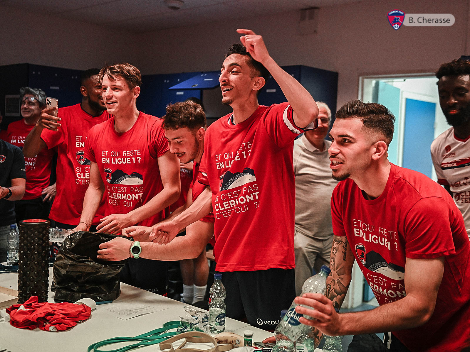 Clermont maintenu : la joie du groupe en images