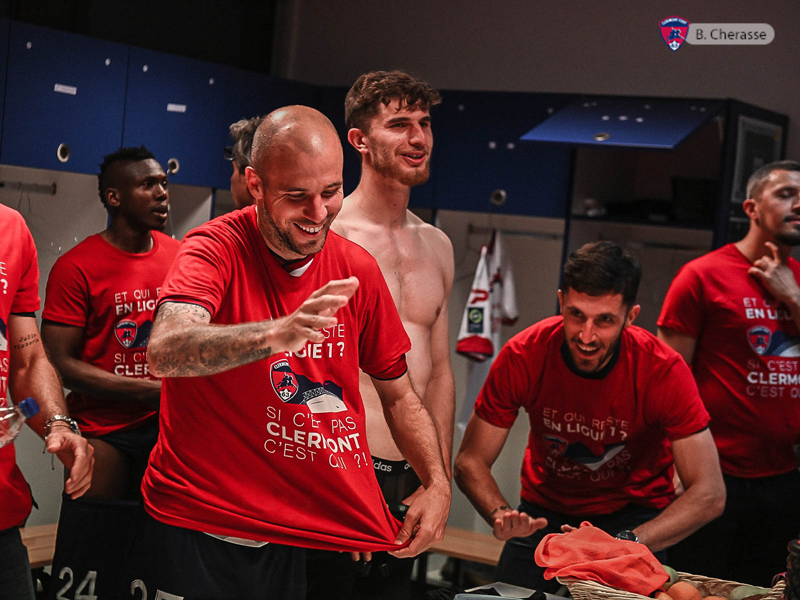 Clermont maintenu : la joie du groupe en images